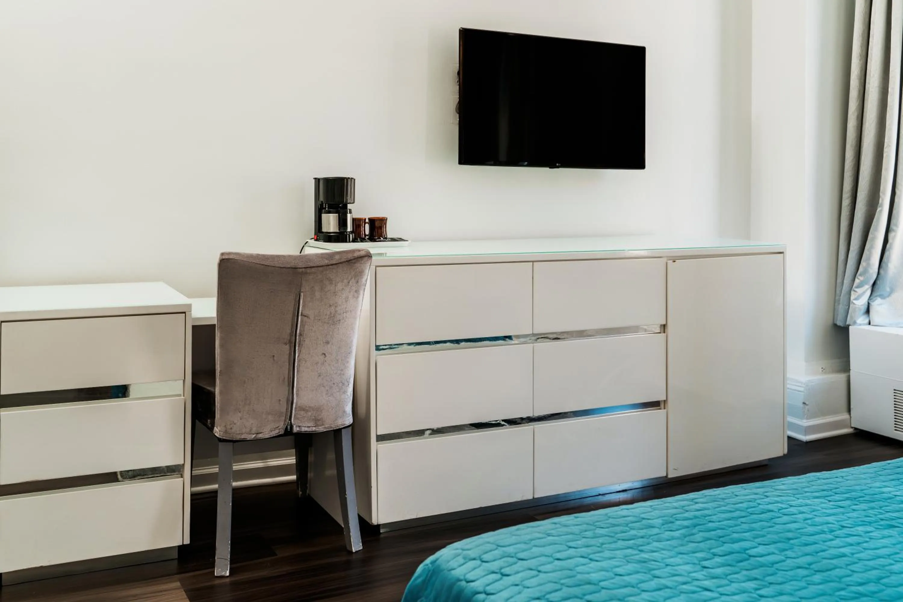 TV and multimedia, Bed in Congress Plaza Hotel Chicago