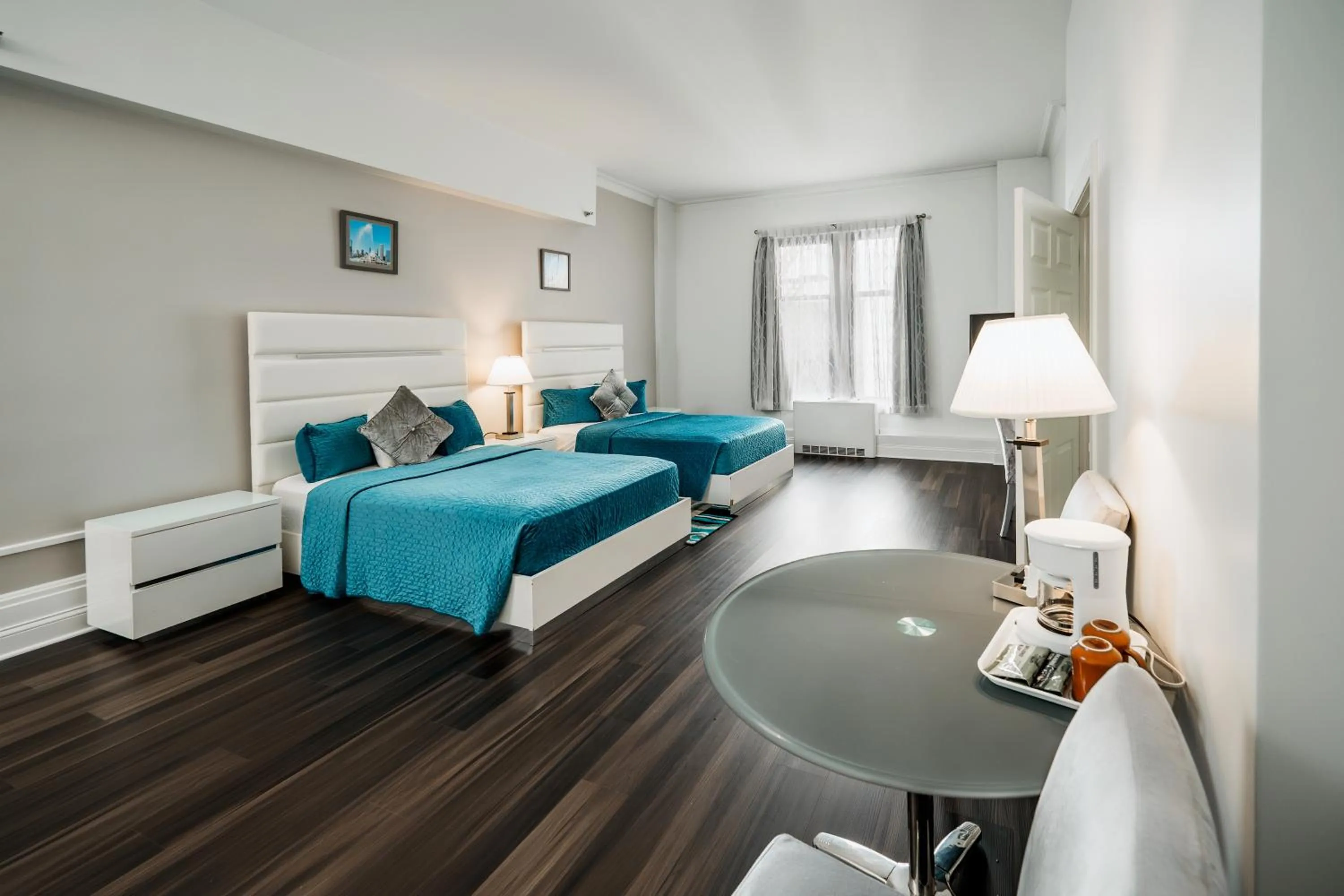 Coffee/tea facilities, Bed in Congress Plaza Hotel Chicago