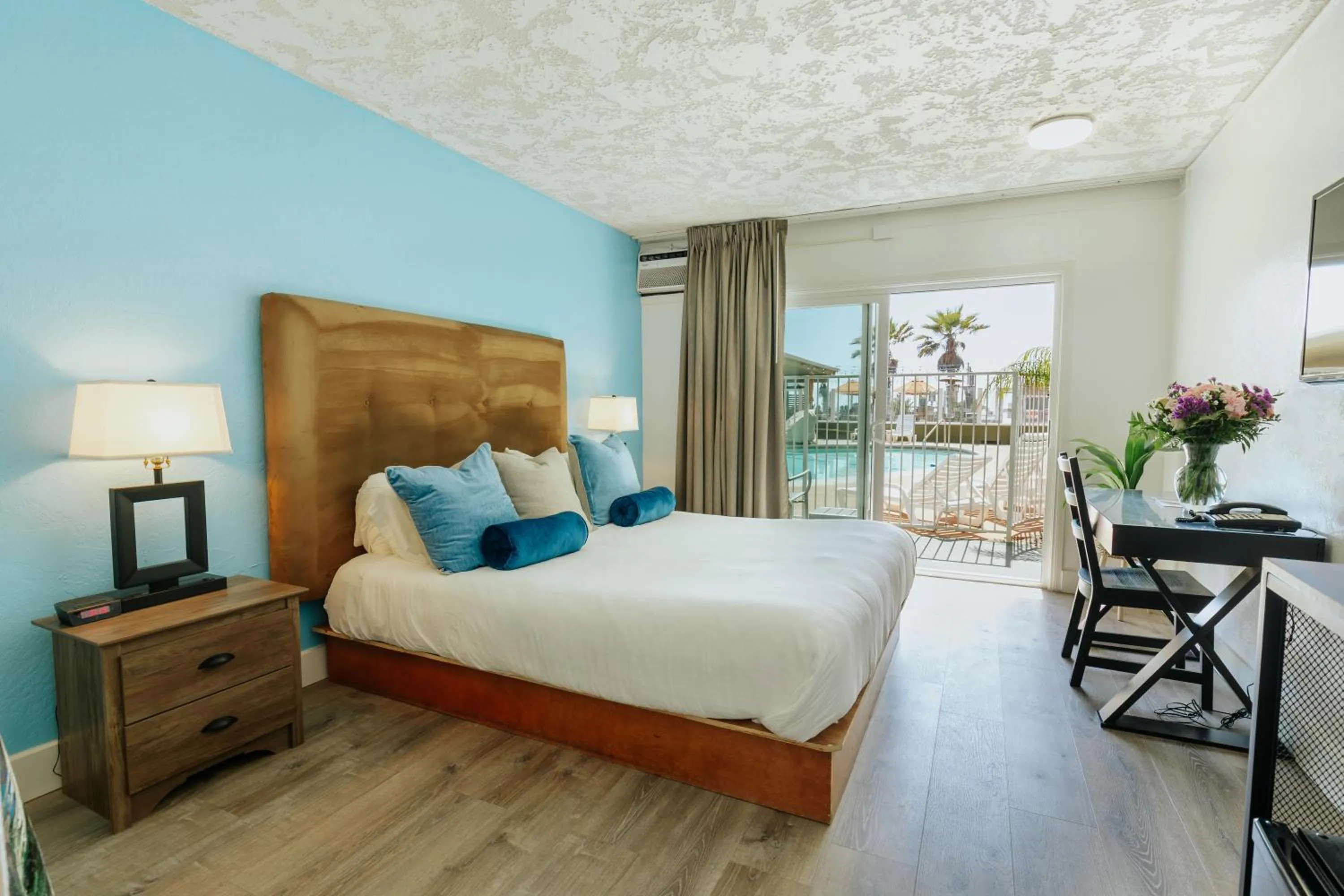Bed in Surfer Beach Hotel