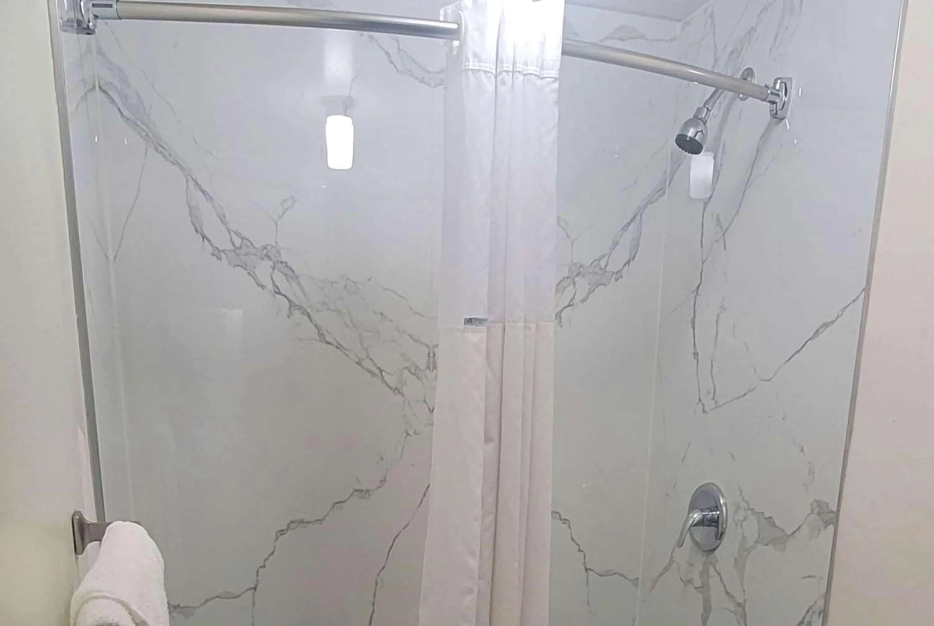 TV and multimedia in Travelodge by Wyndham San Francisco Airport North