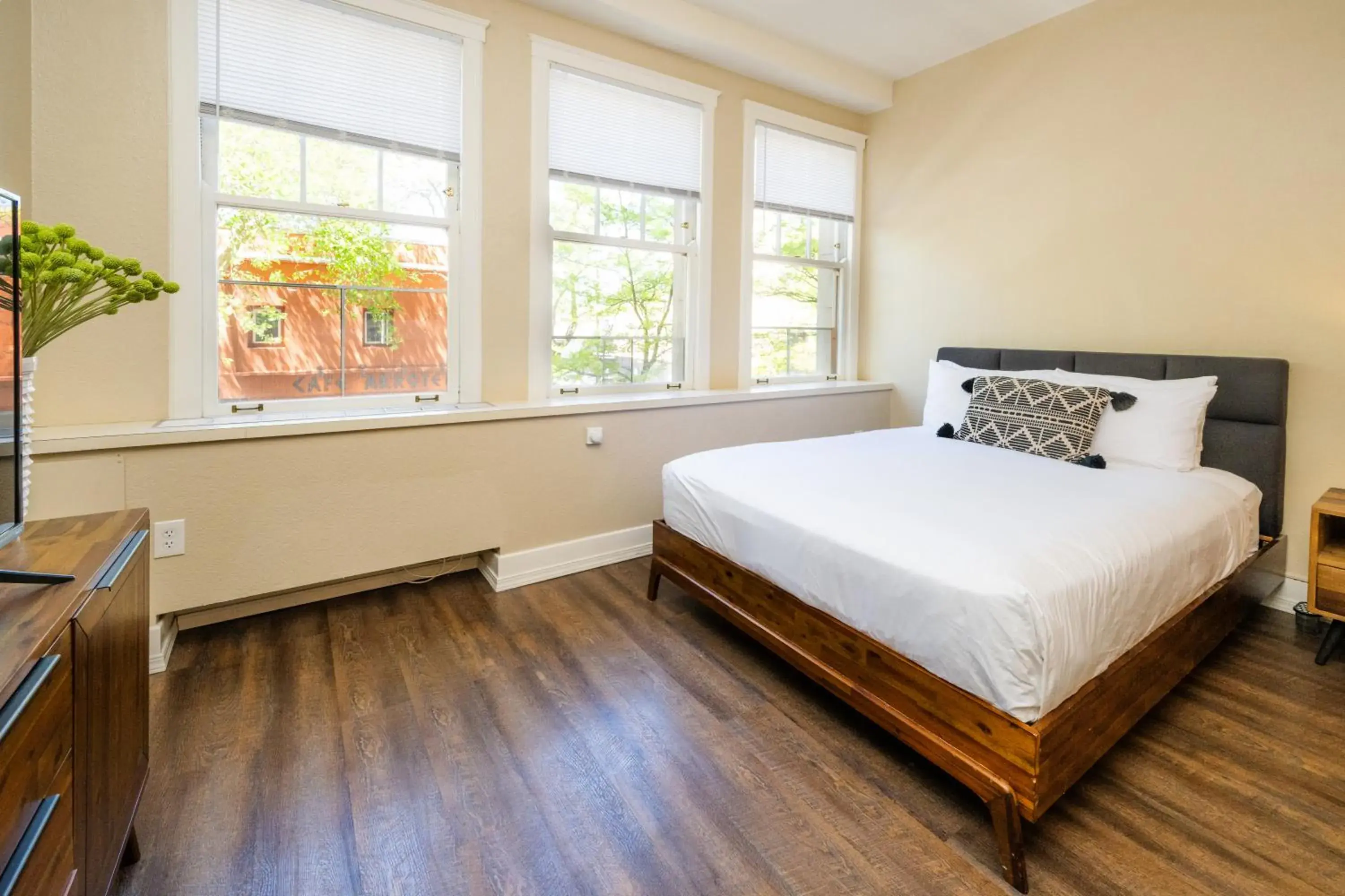 Historic Accessible Studio Suite in Hotel Leo Historic Accessible Studio Suite in Hotel Leo