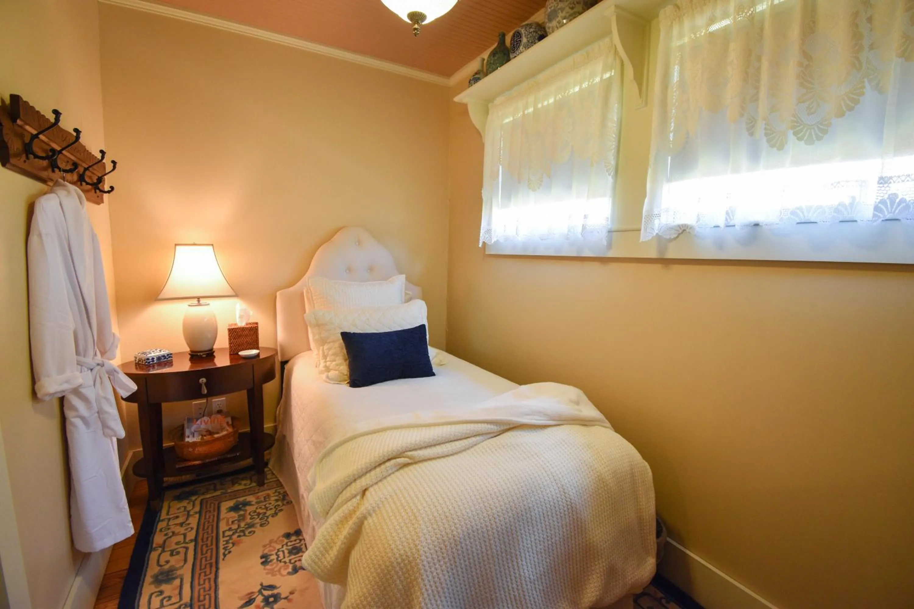 Bedroom, Bed in Das Meyer Haus - Luxe Victorian