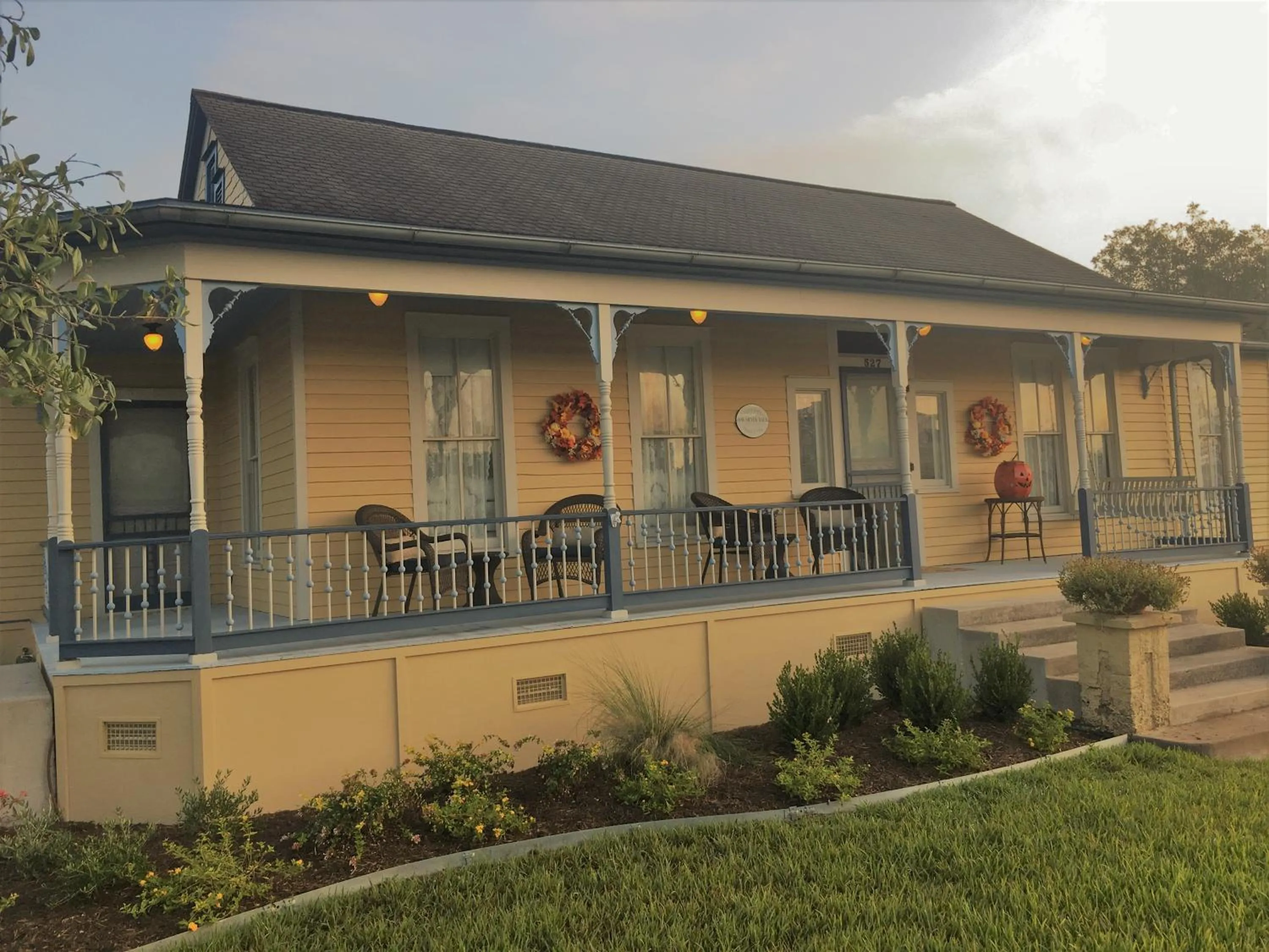 Property building in Das Meyer Haus - Luxe Victorian