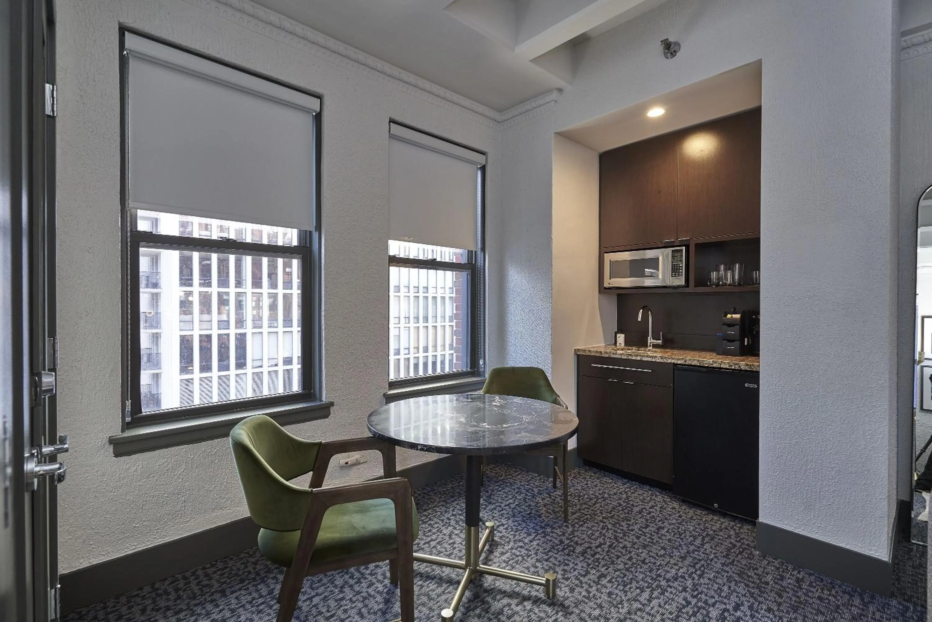 Seating area, Kitchen/Kitchenette in Raffaello Hotel