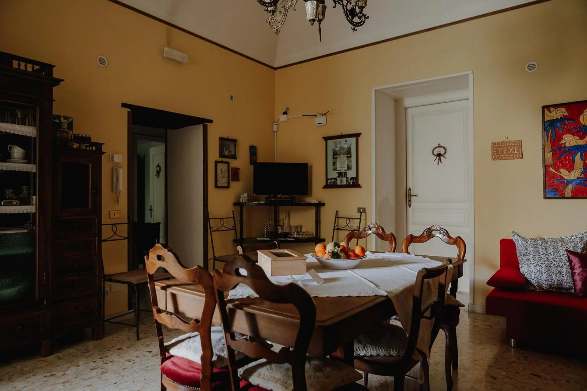 Communal lounge/ TV room in La Baronessa B&B