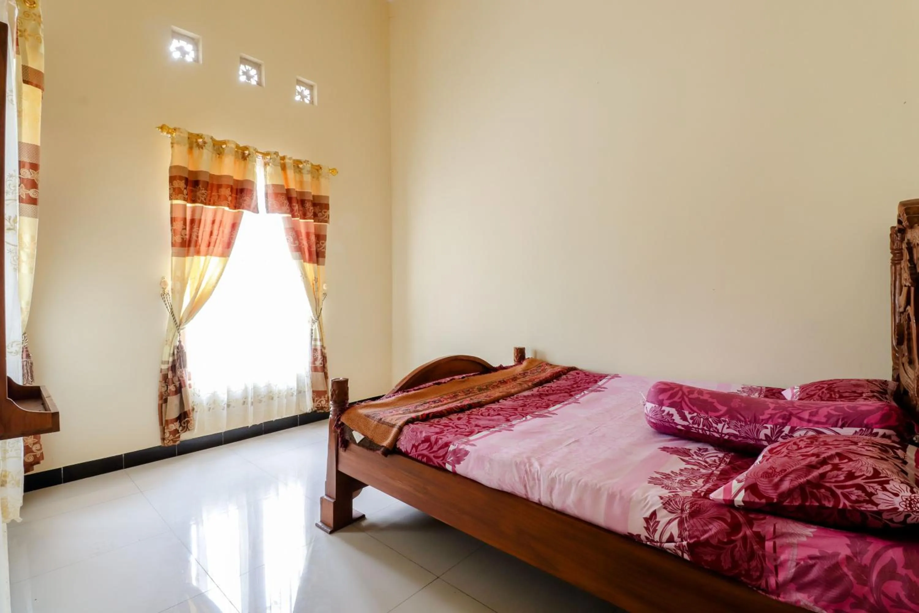 Bedroom, Bed in Dewisri Homestay