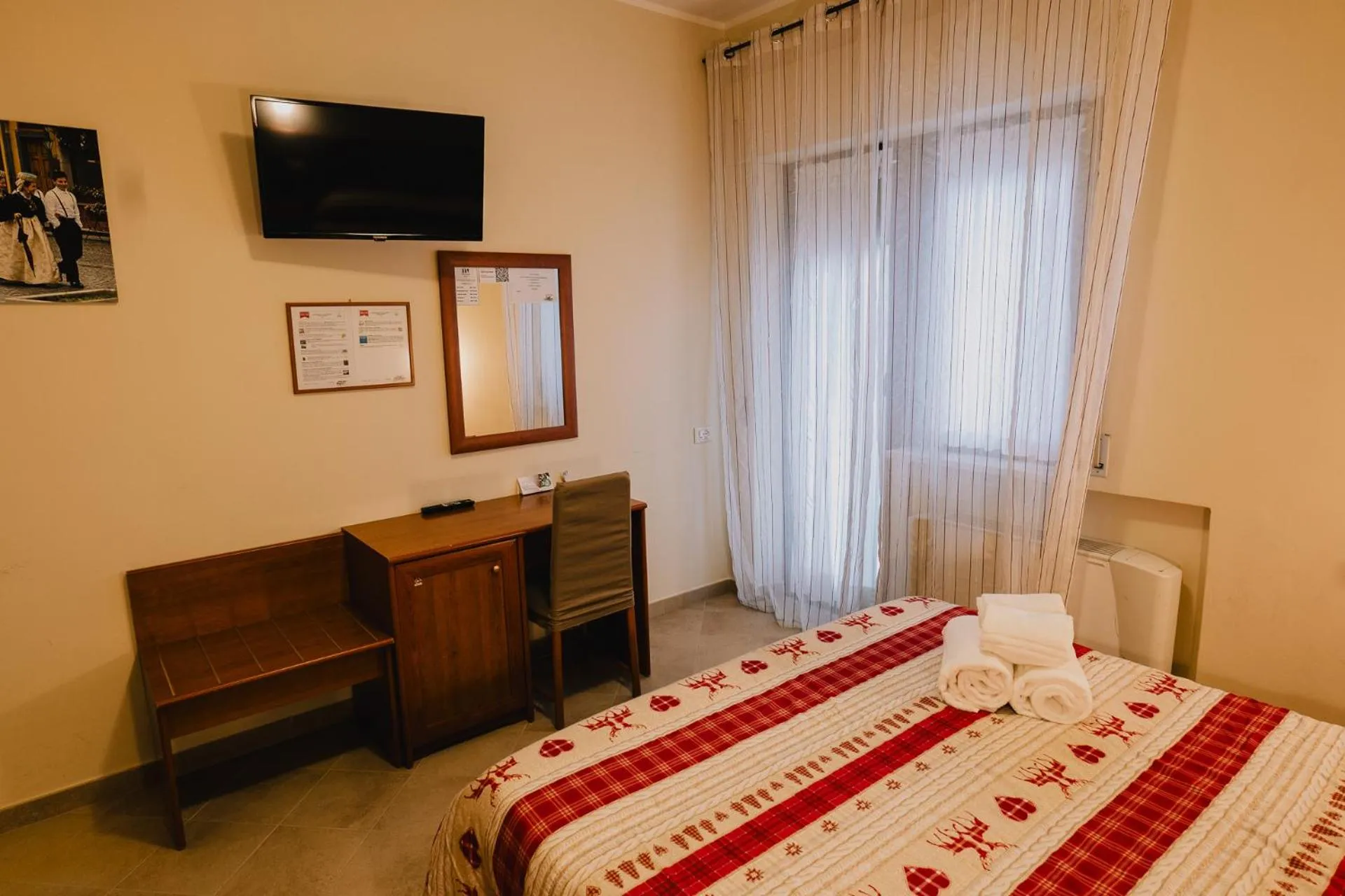 Communal lounge/ TV room, Bed in Hotel Nilde