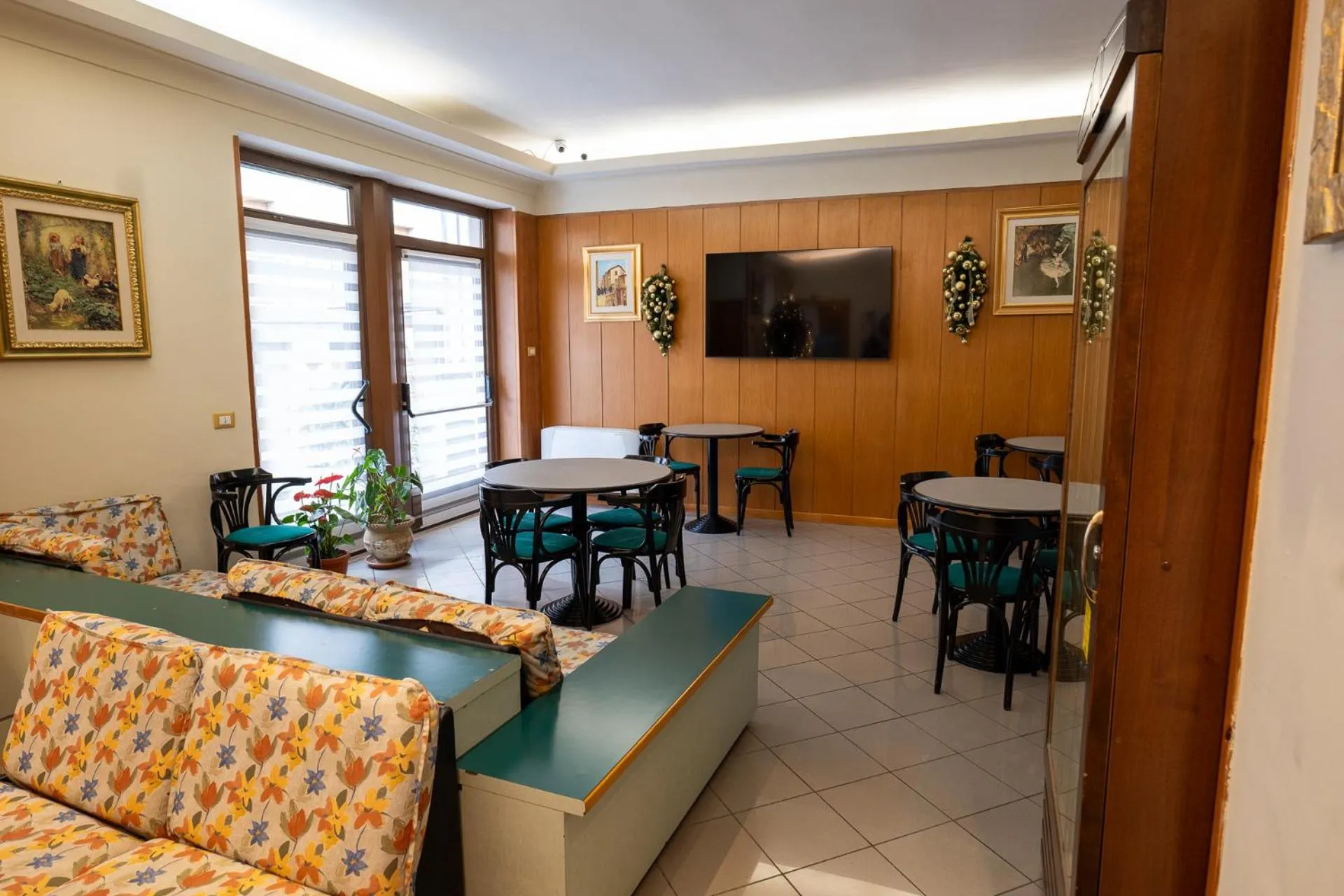 Communal lounge/ TV room in Hotel Nilde