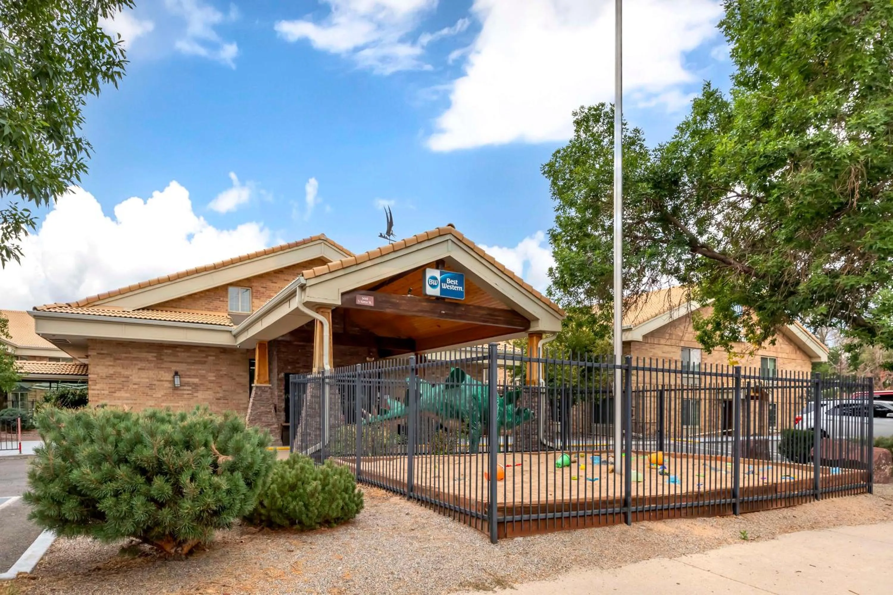 Property building in Best Western Denver Southwest
