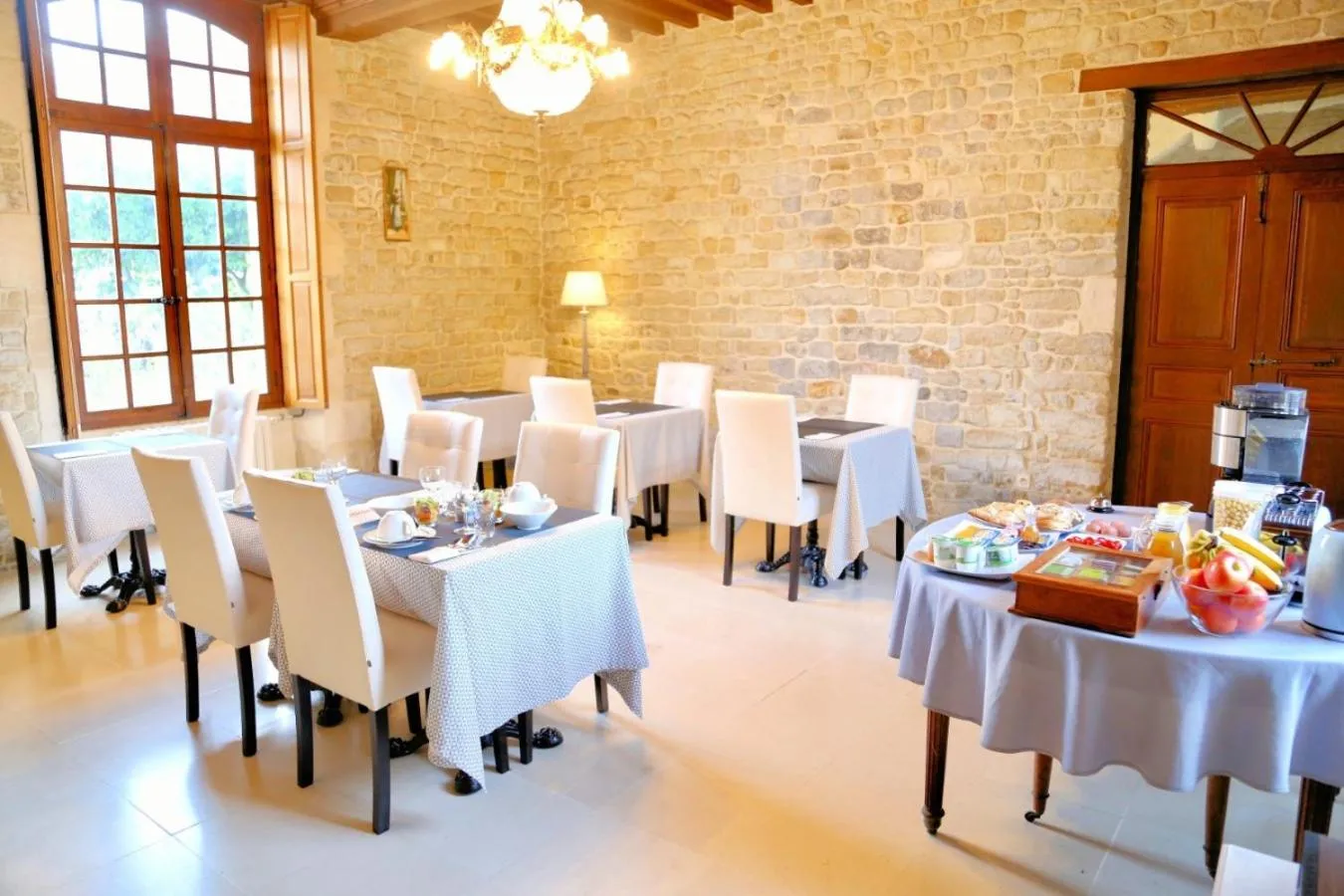 Restaurant/places to eat in Château du Bû