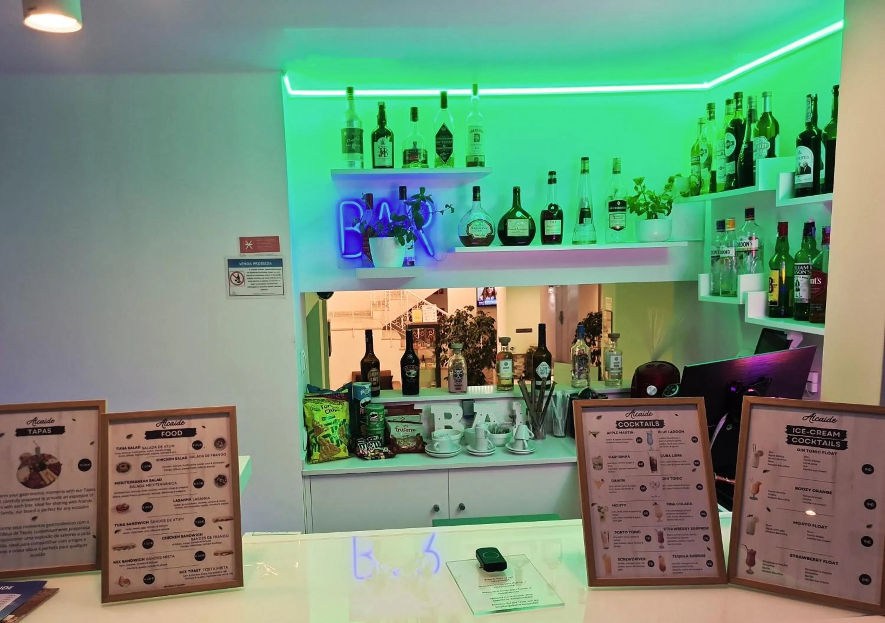 Restaurant/places to eat in Villa Alcaide