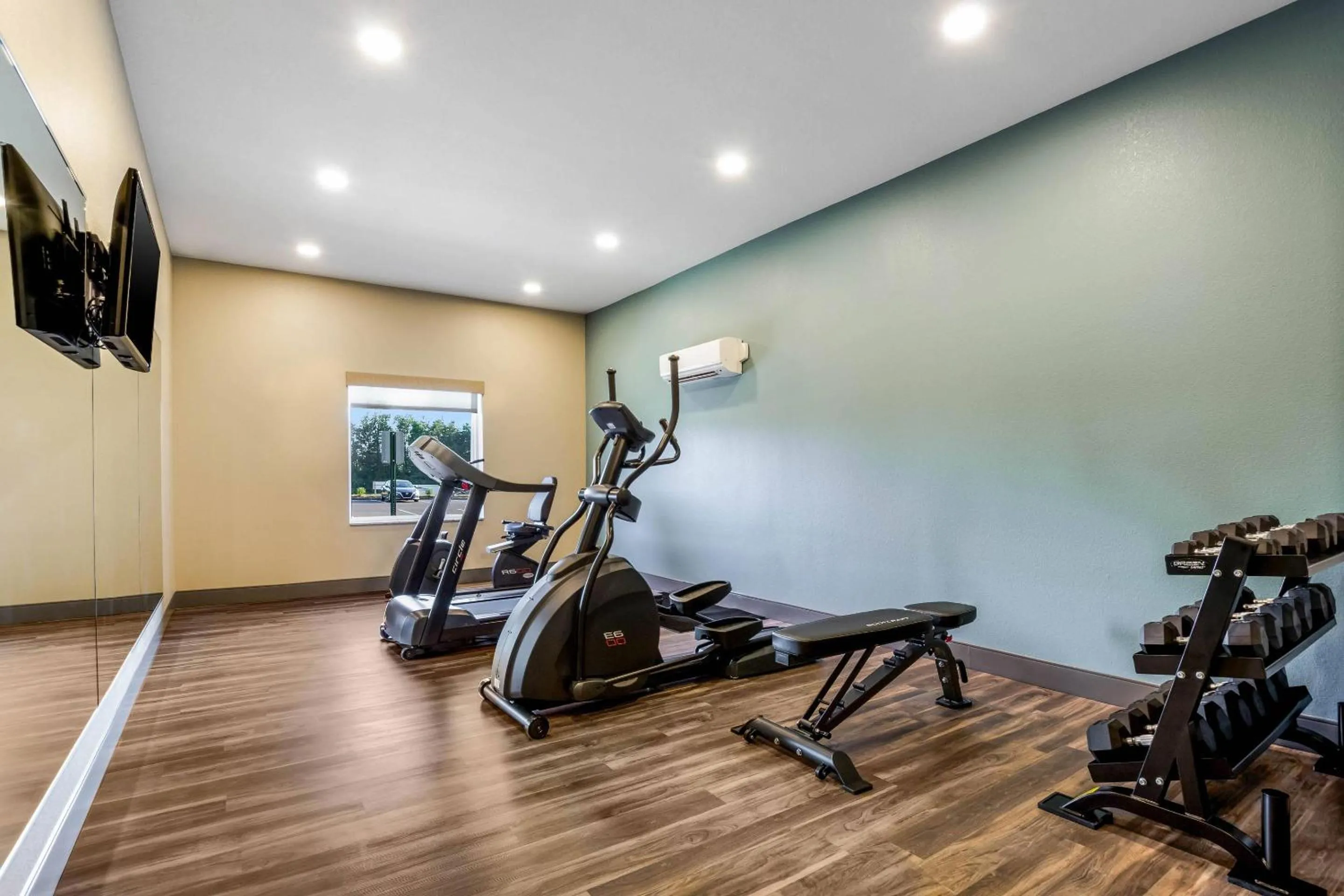 Fitness centre/facilities in MainStay Suites Winfield-Teays Valley