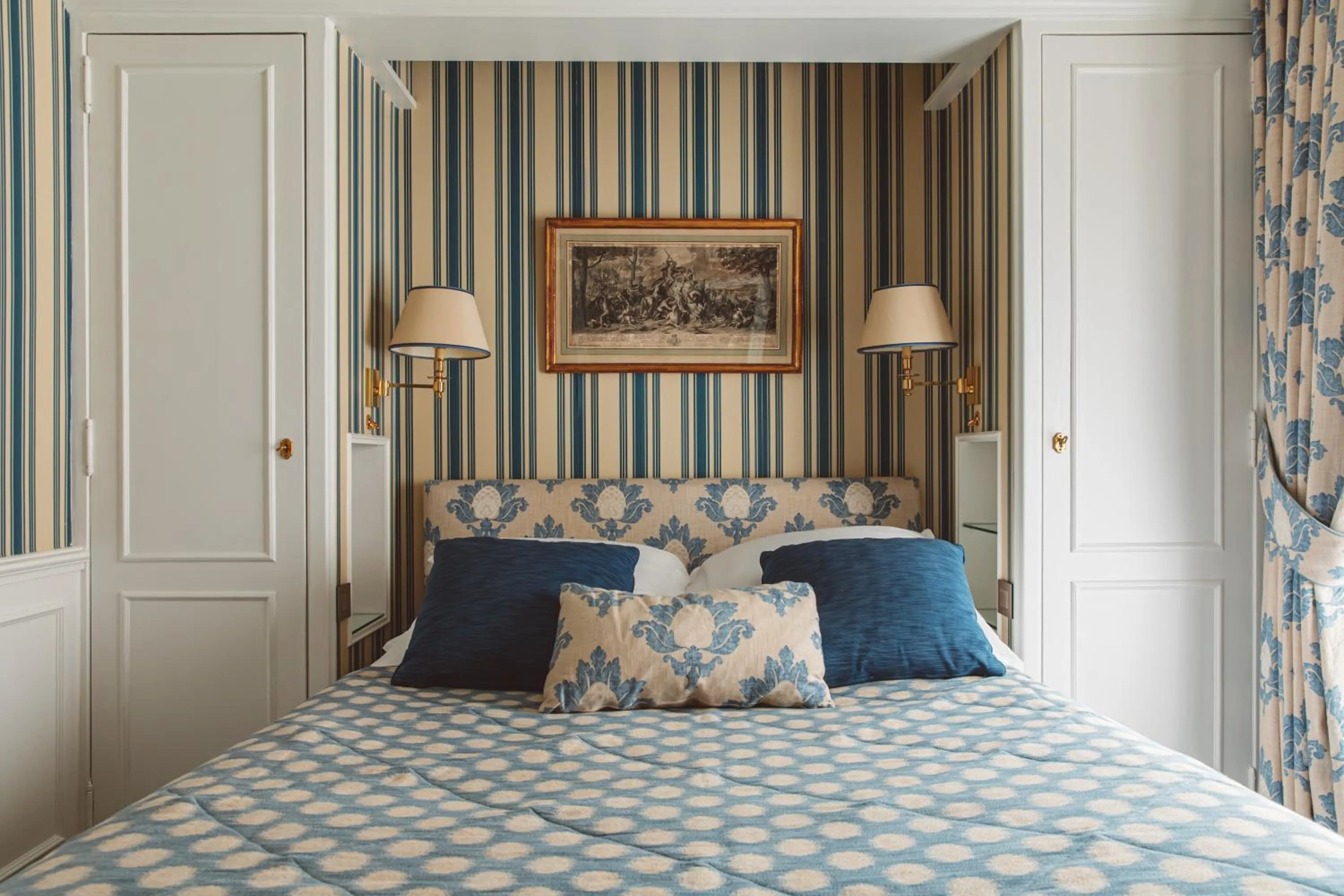 Bed in Hôtel de l'Abbaye