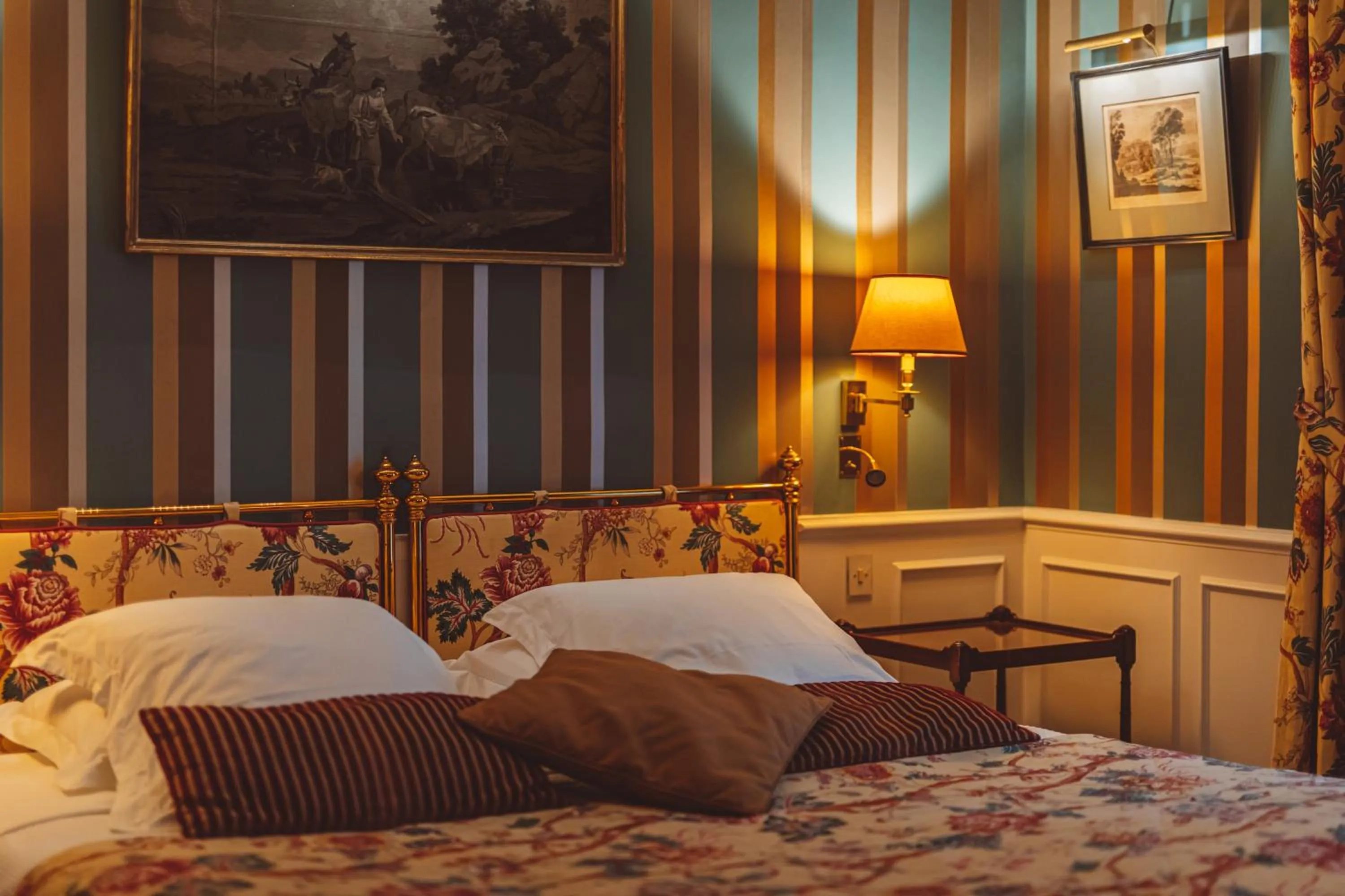 Bed in Hôtel de l'Abbaye