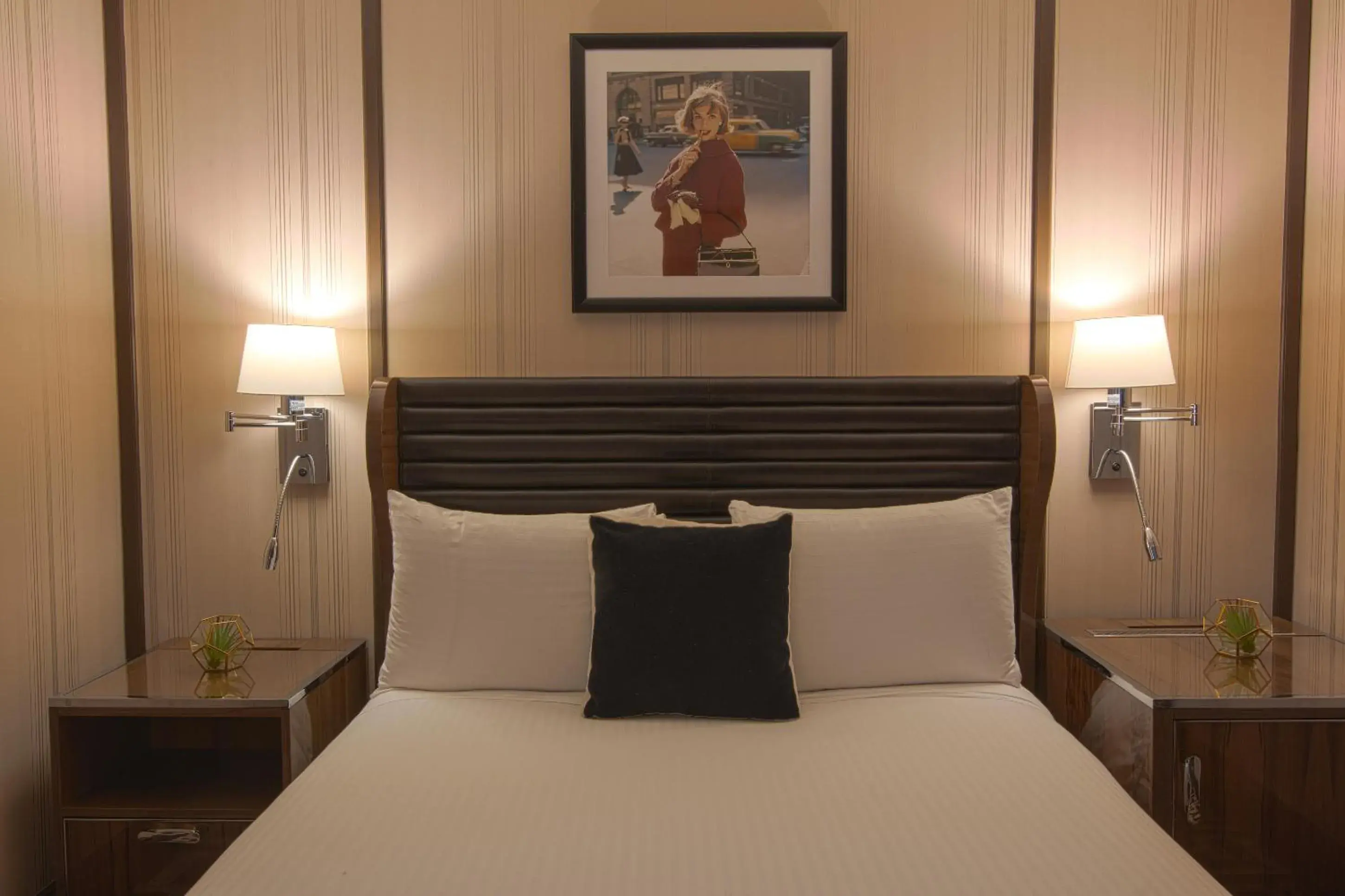 Superior 1 Queen Bed in Iroquois New York Times Square Superior 1 Queen Bed in Iroquois New York Times Square