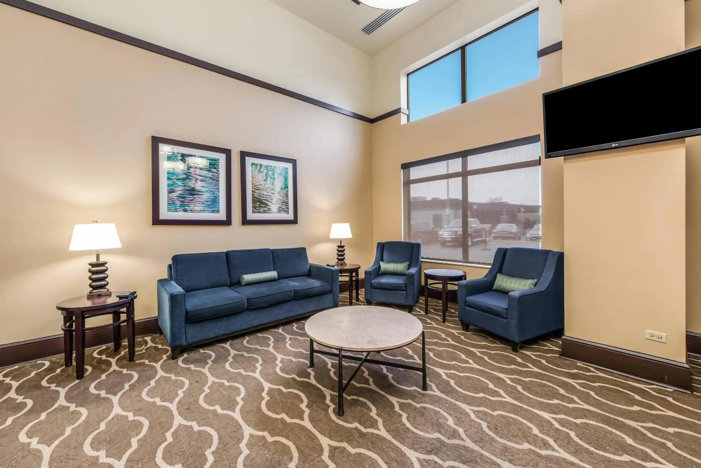 Lobby or reception in Comfort Suites Chicago O'Hare Airport