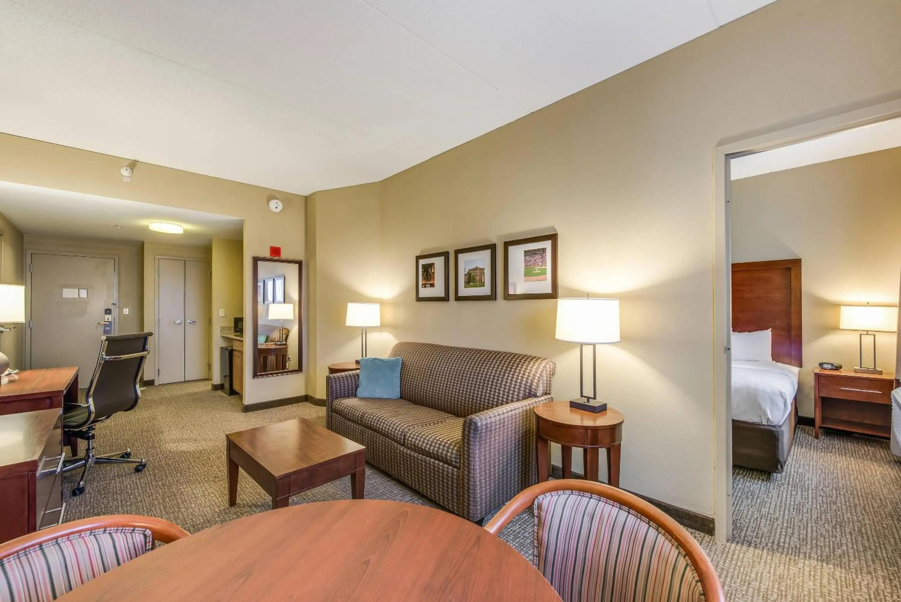 Bedroom in Comfort Suites Chicago O'Hare Airport