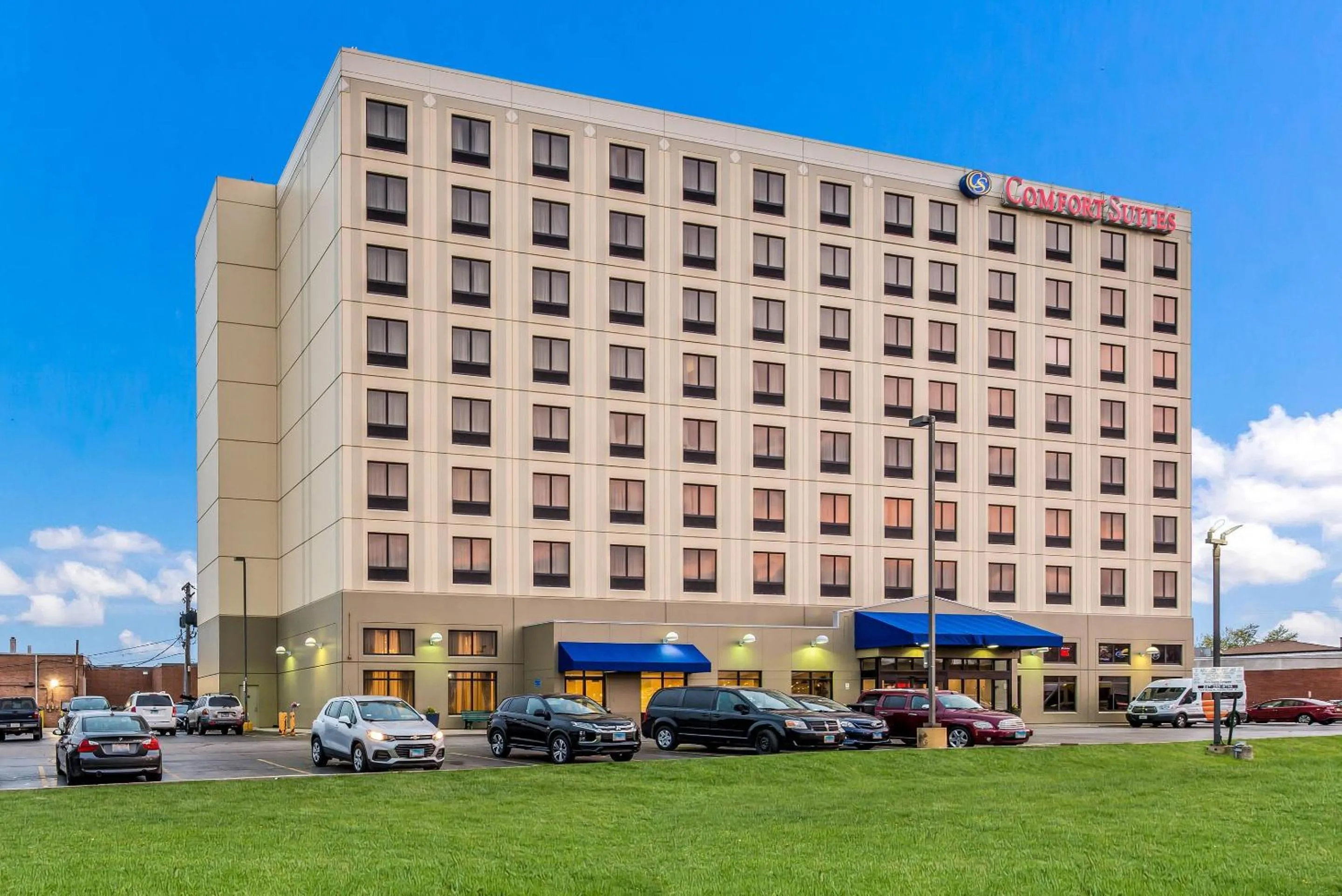 Property building in Comfort Suites Chicago O'Hare Airport