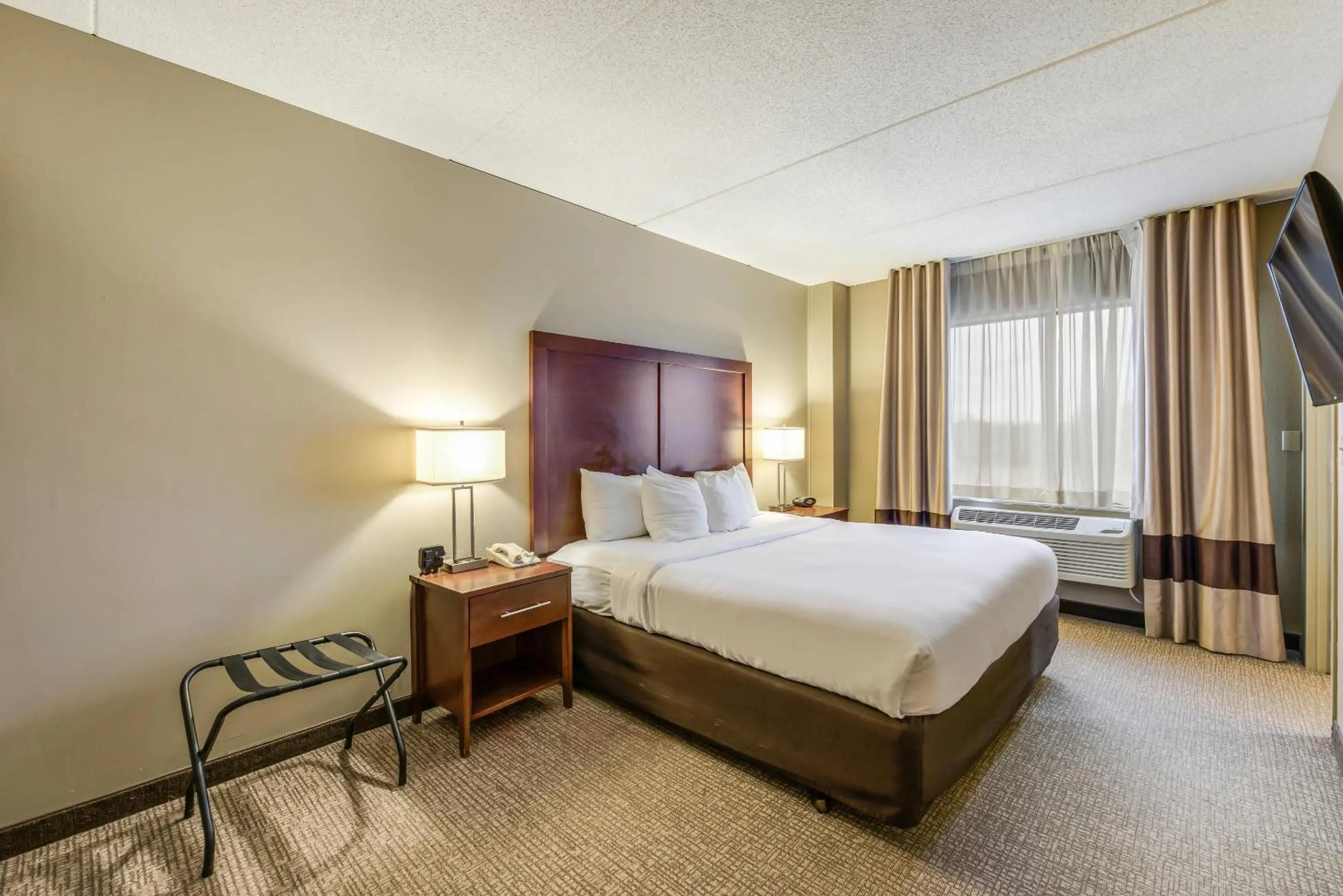 Bedroom in Comfort Suites Chicago O'Hare Airport