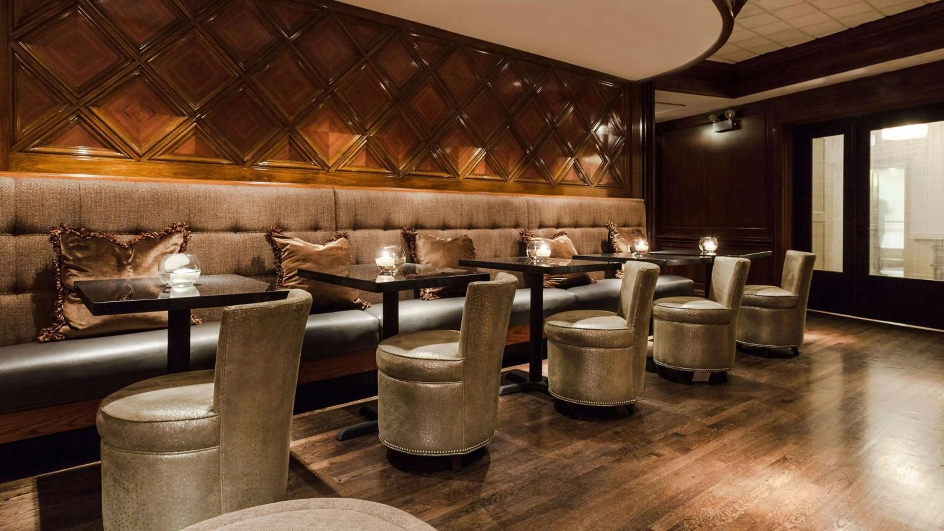 Lounge or bar in The Whitehall Hotel - BW Premier Collection