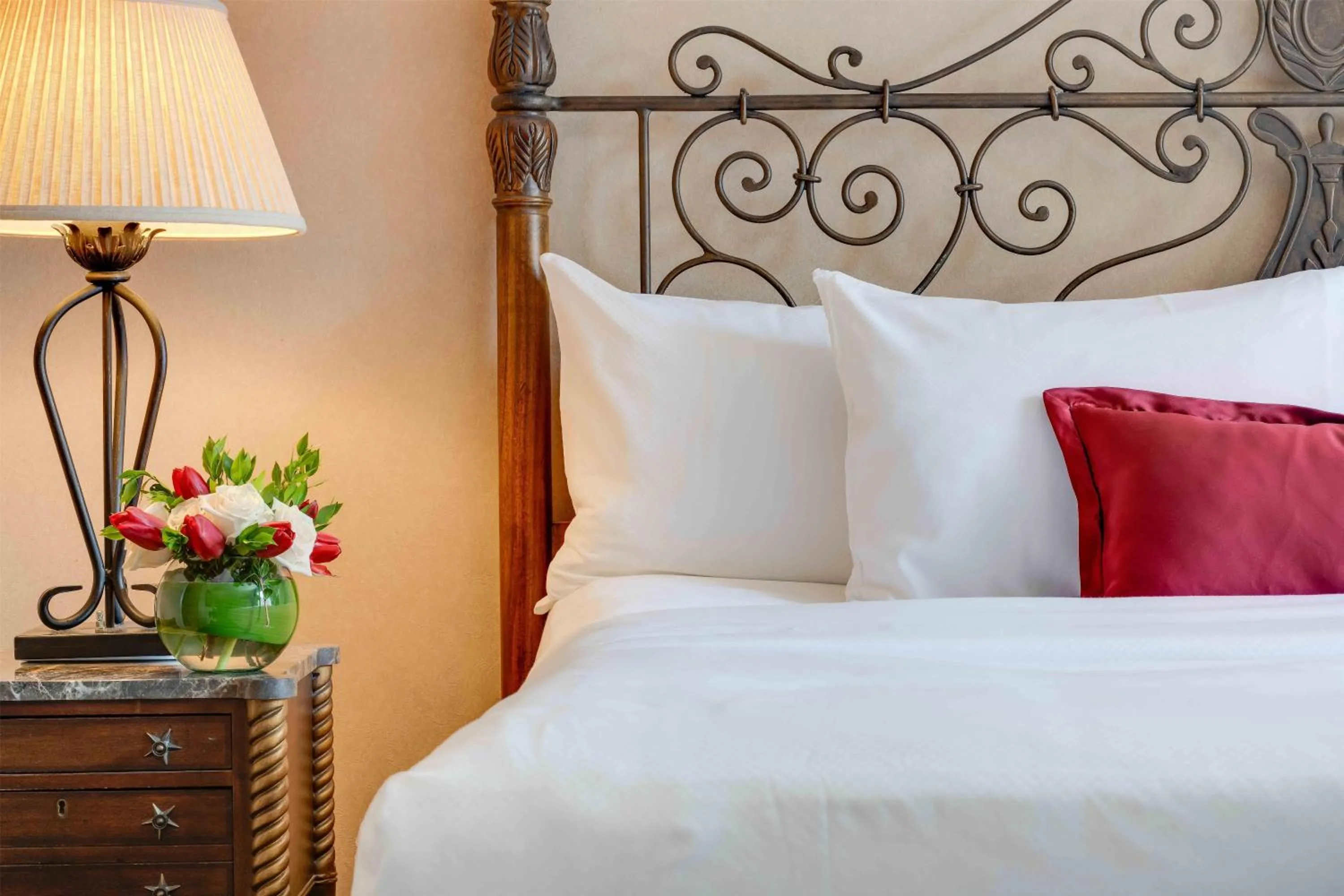 Bedroom, Bed in The Whitehall Hotel - BW Premier Collection