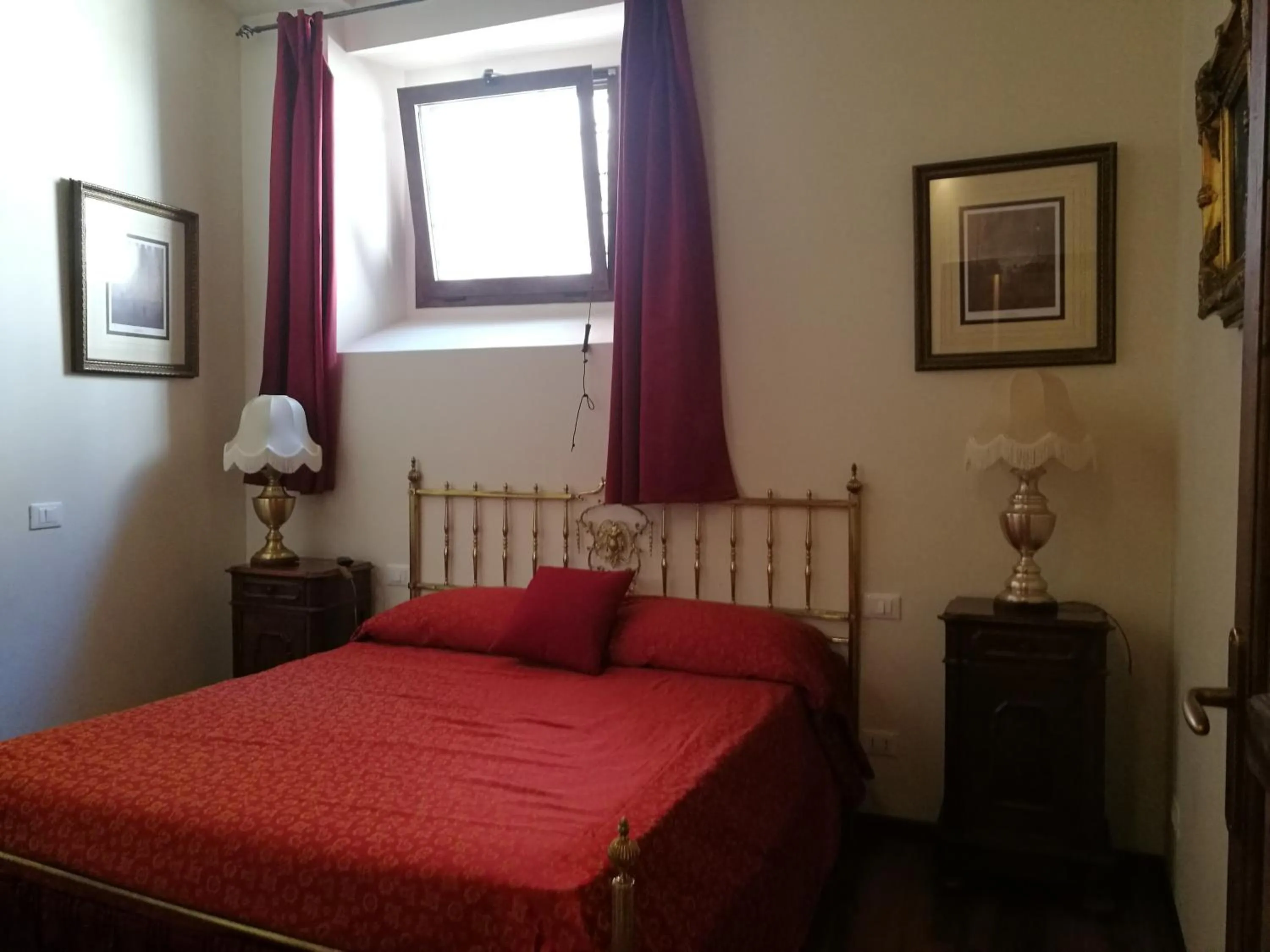 Bedroom, Bed in Legacy