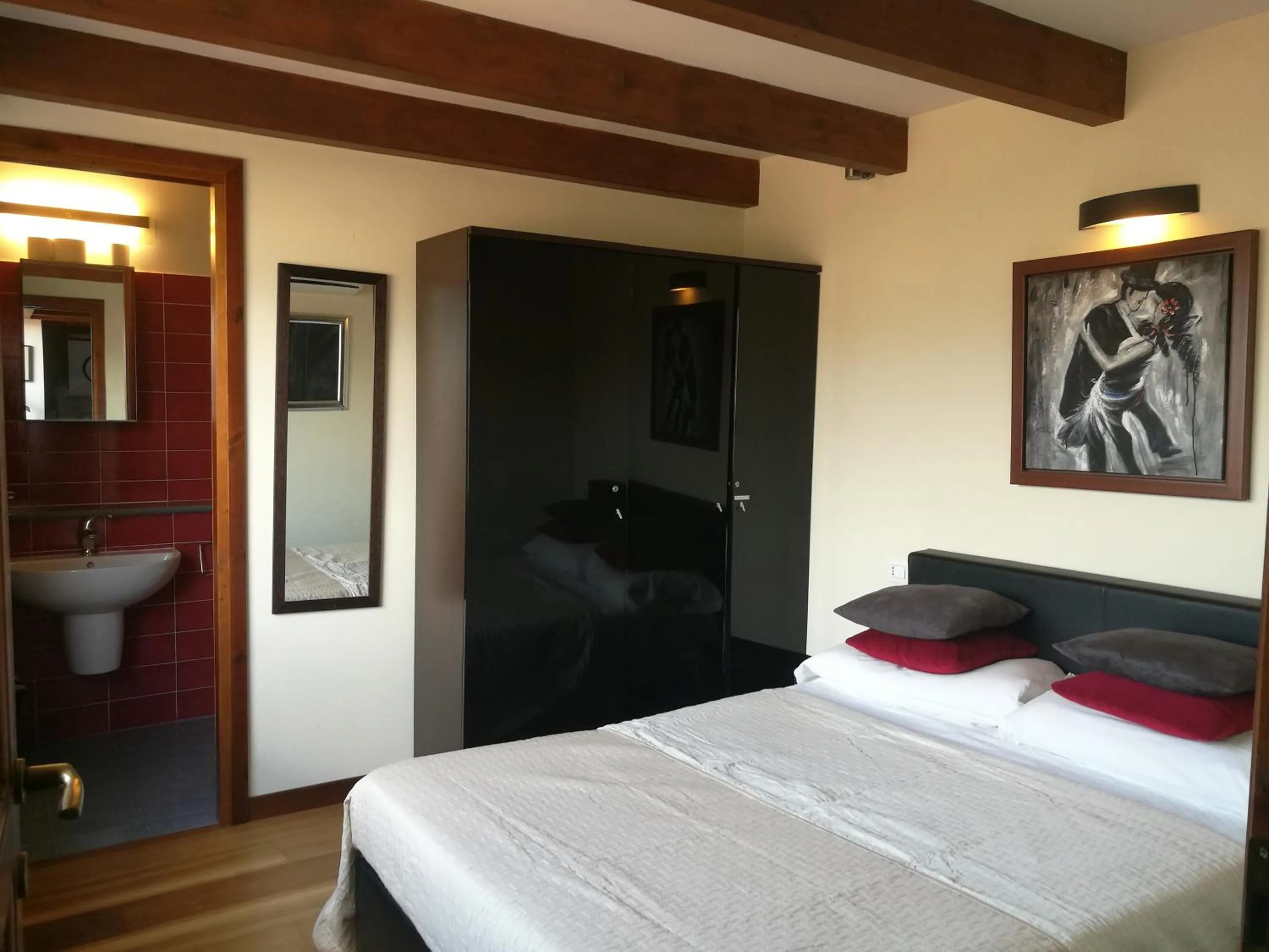 Bedroom, Bed in Legacy