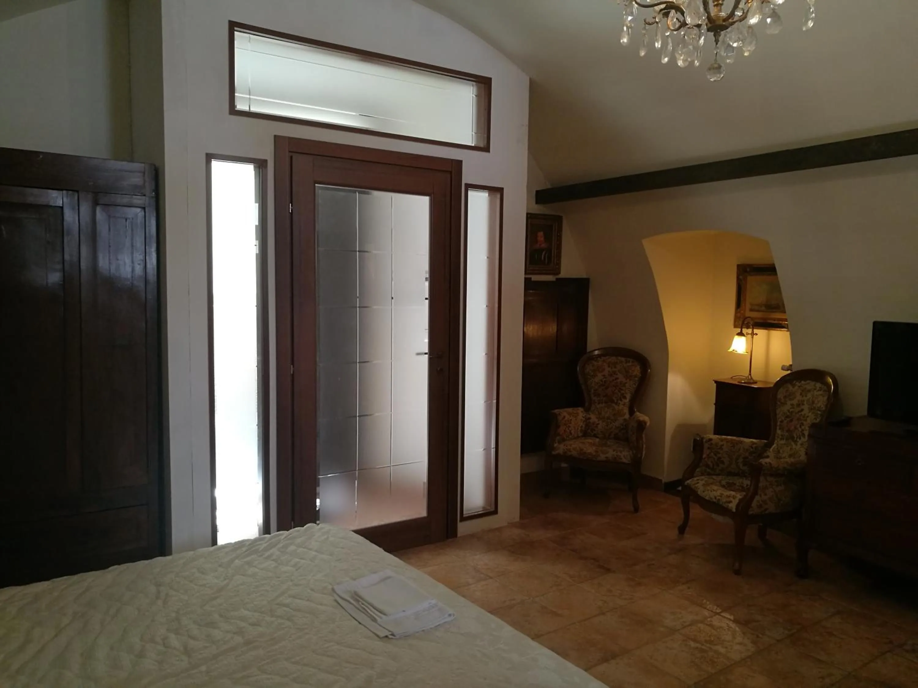 Photo of the whole room, Bed in Legacy