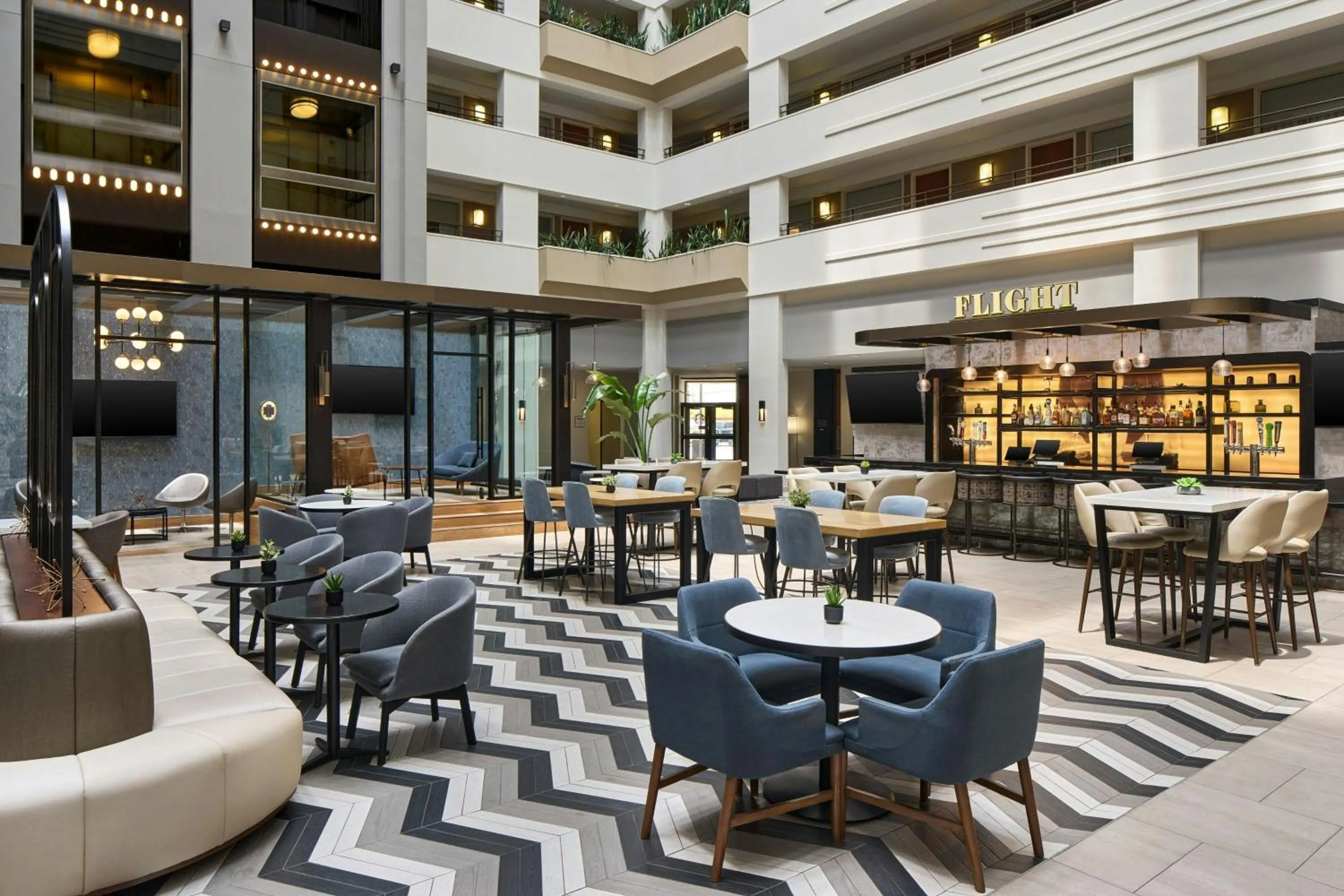 Lounge or bar in Sheraton Suites Chicago O'Hare