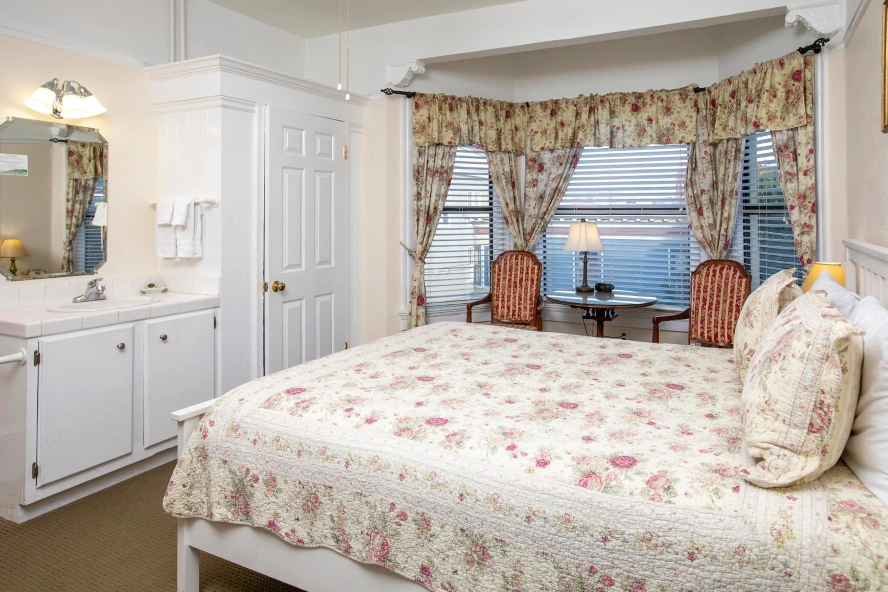 Bedroom, Bed in Hayes Valley Inn