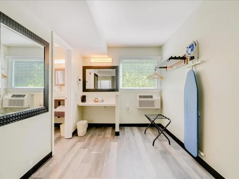 Bedroom in The Atwood Hotel San Diego - SeaWorld/Zoo