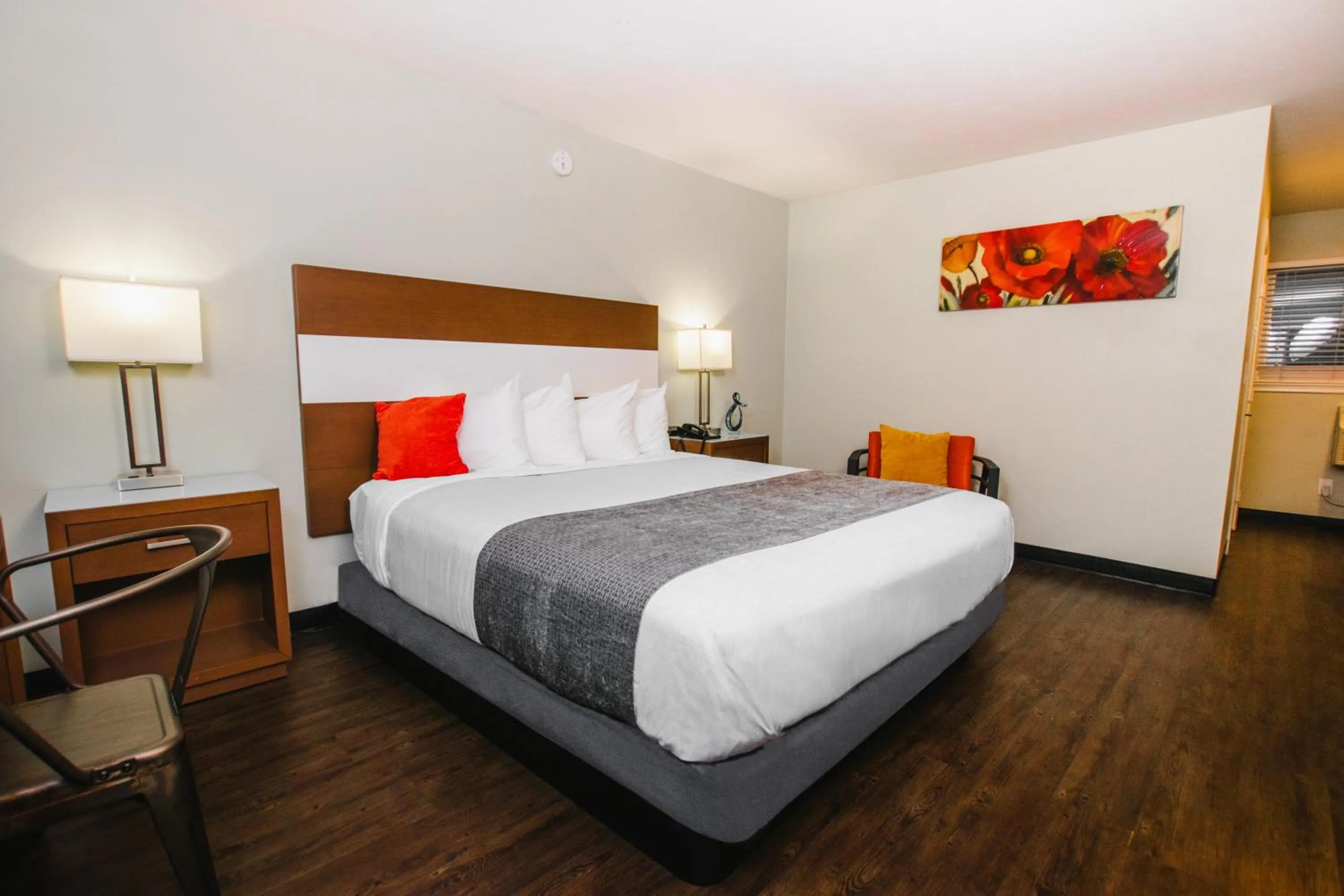 Bed in The Atwood Hotel San Diego - SeaWorld/Zoo