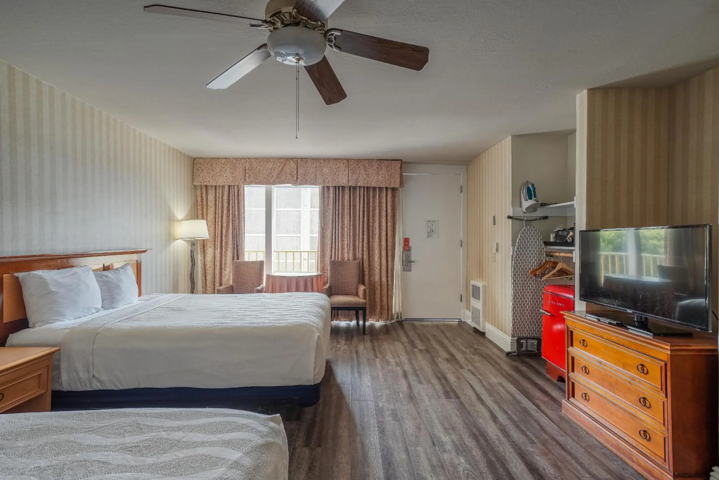 2 Queen Beds with Mobility Accessible Roll-In Shower in The Wharf Inn 2 Queen Beds with Mobility Accessible Roll-In Shower in The Wharf Inn