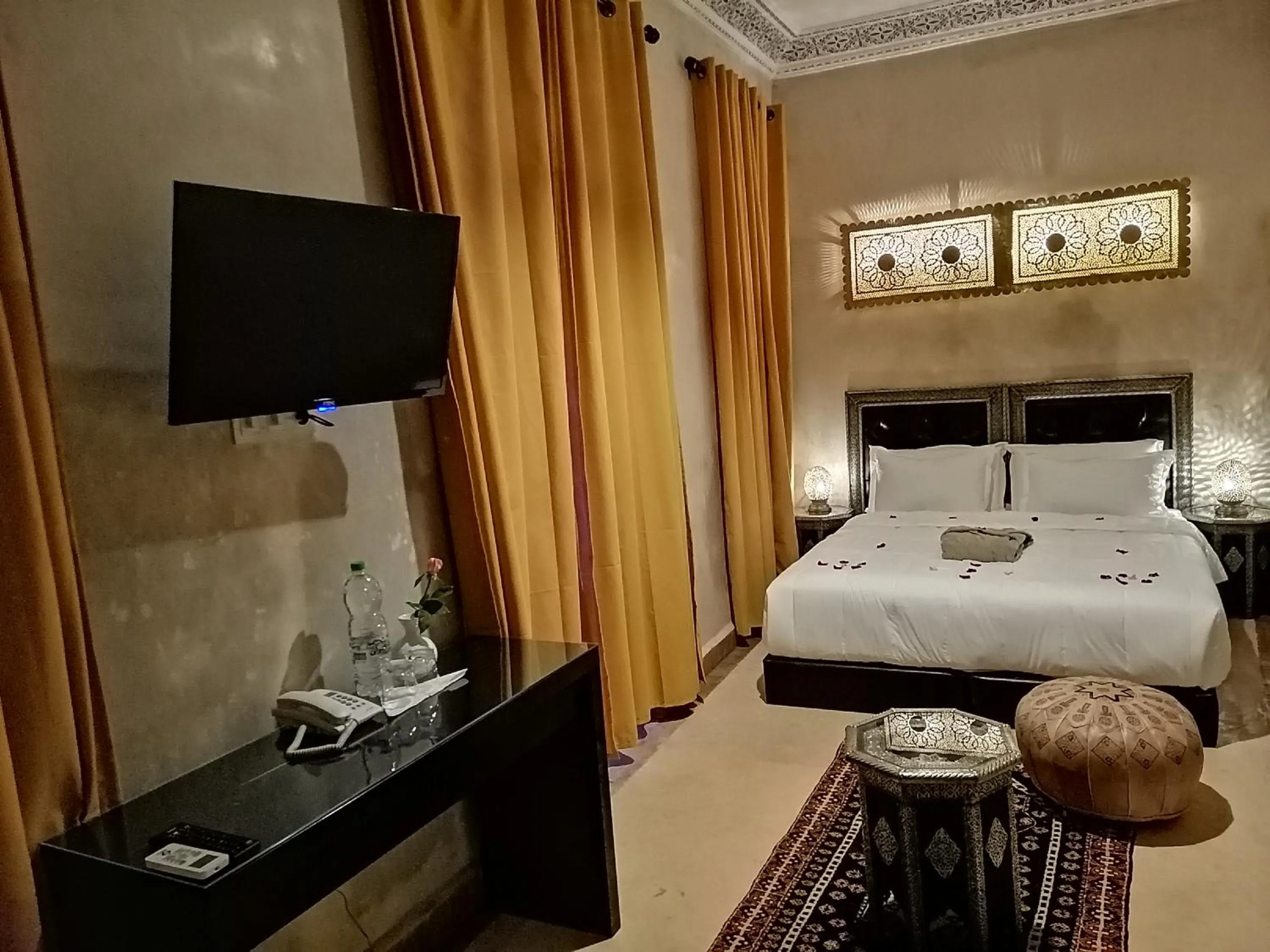 Property building, Bed in Riad Medina Art & Suites