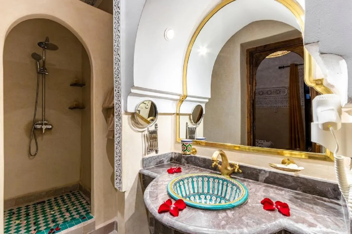 Shower in Riad Medina Art & Suites