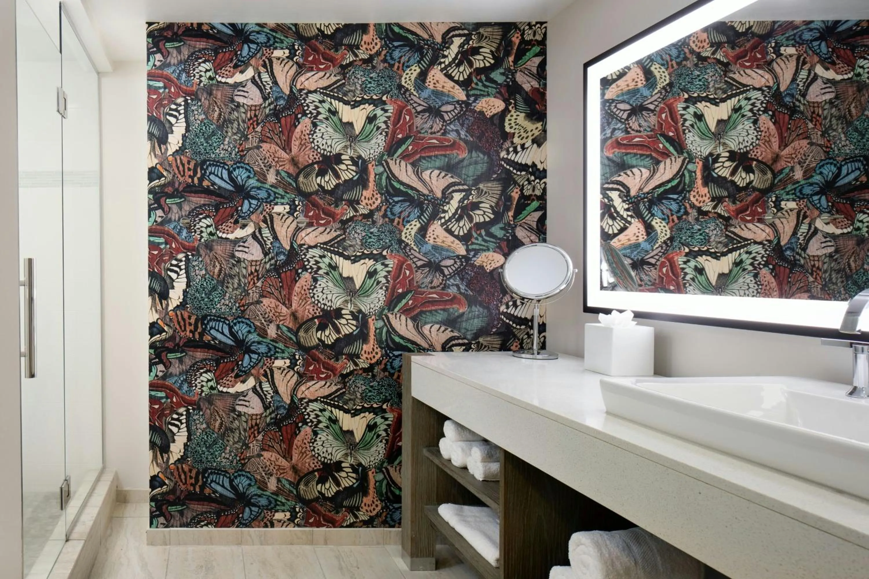 Bathroom, Bed in Hotel Tonnelle New Orleans, a Tribute Portfolio Hotel