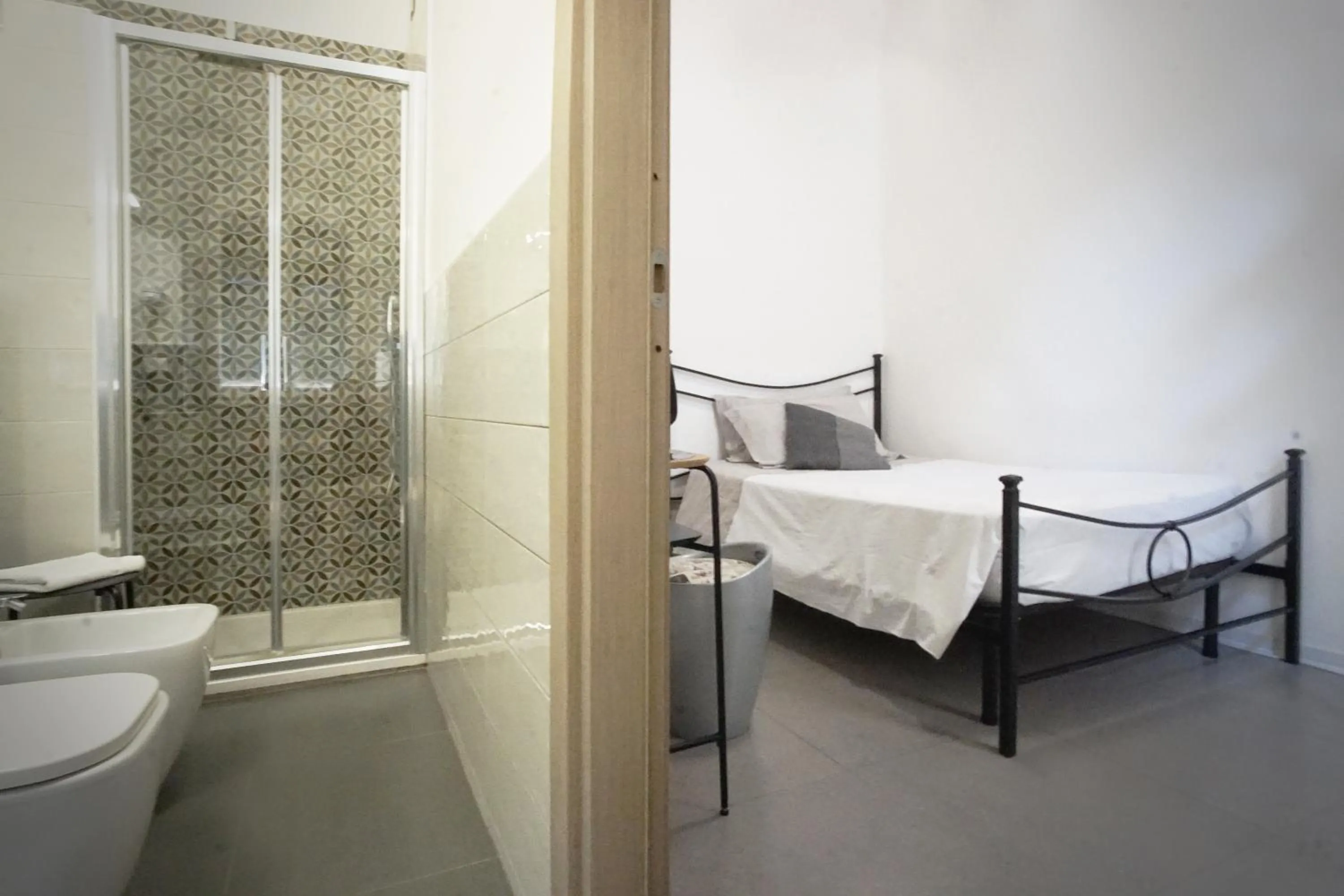 Bathroom, Bed in Affittacamere Everest