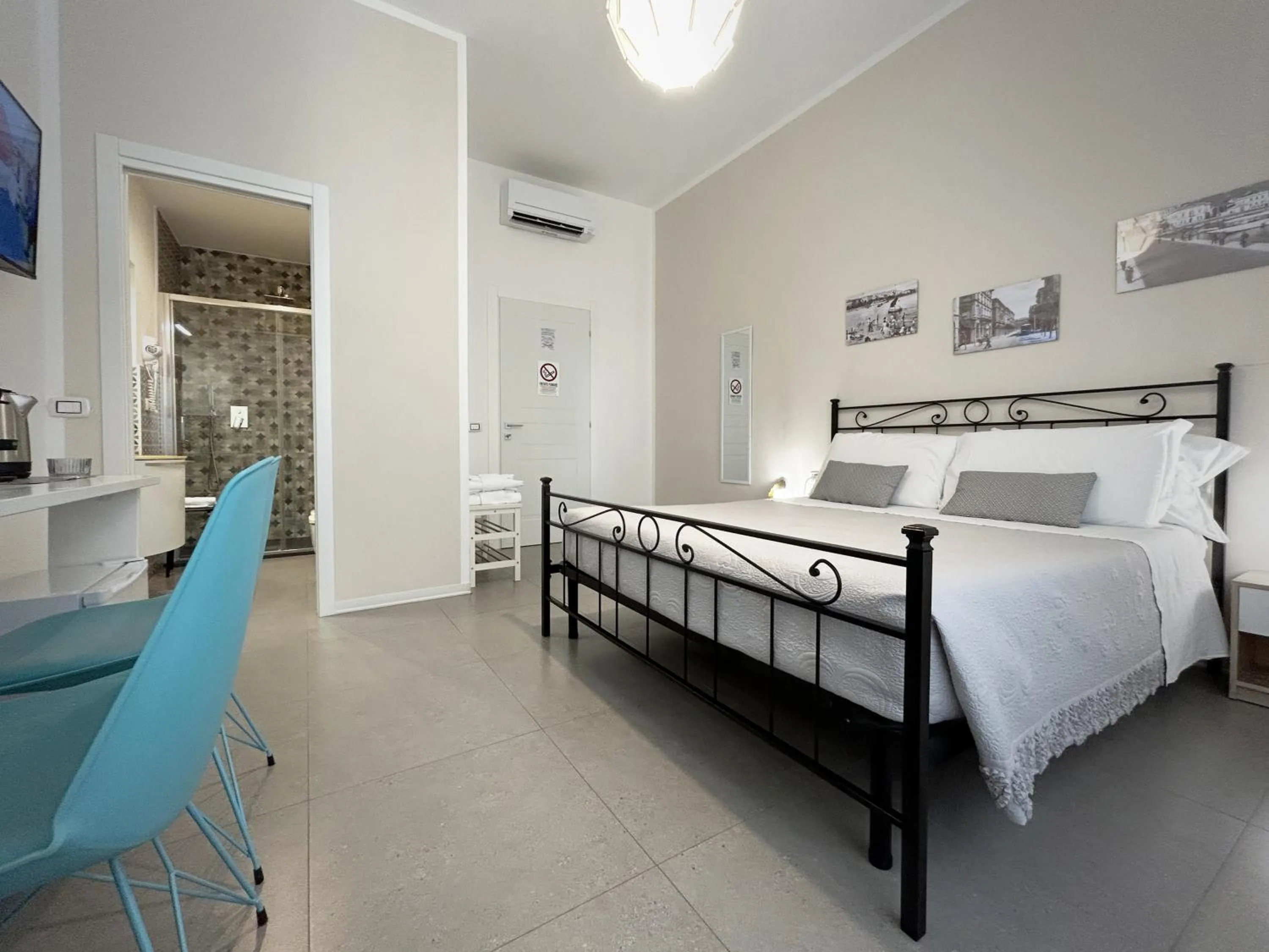 Bathroom, Bed in Affittacamere Everest