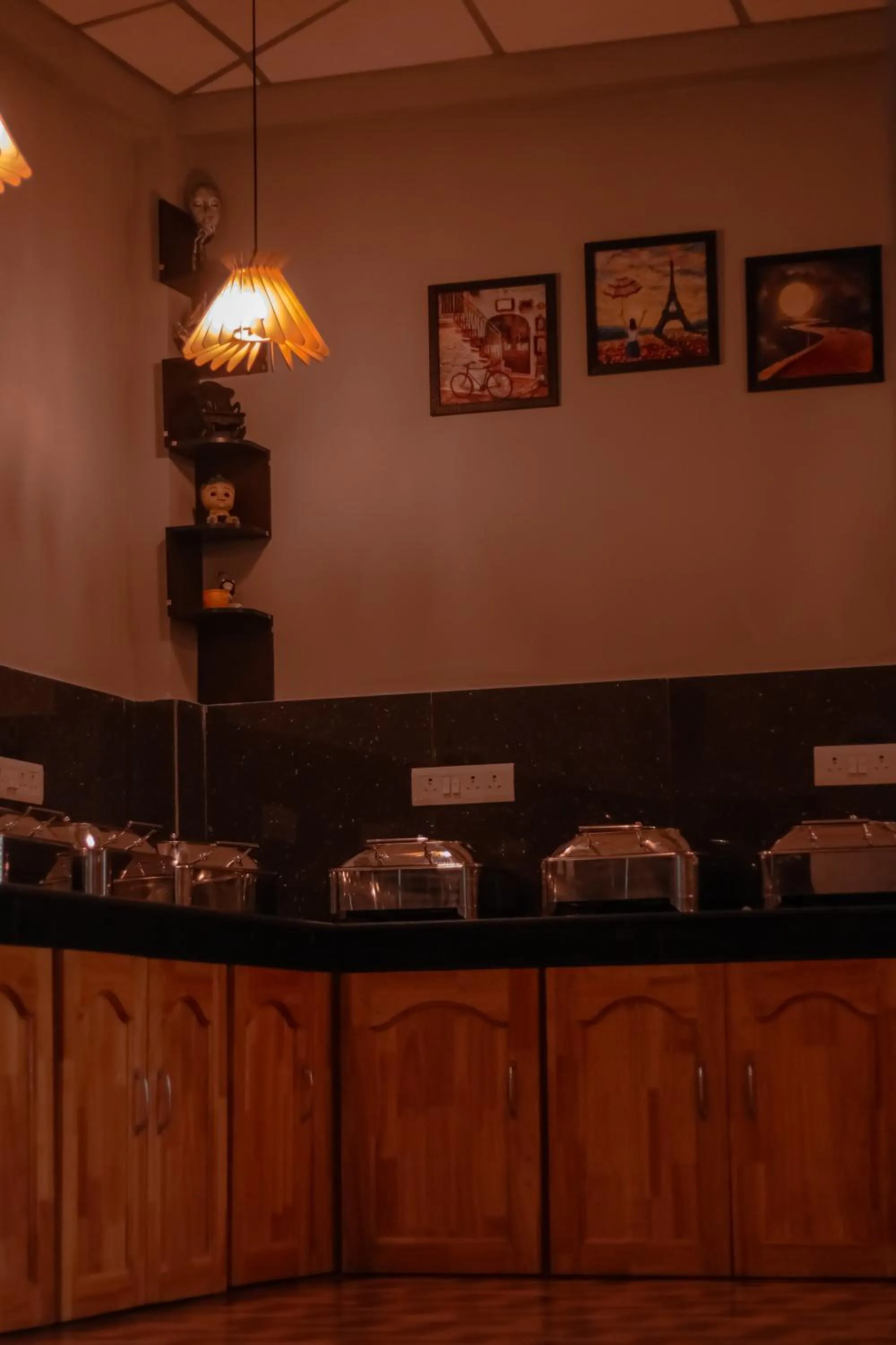 Restaurant/places to eat in Blue Bird Resort