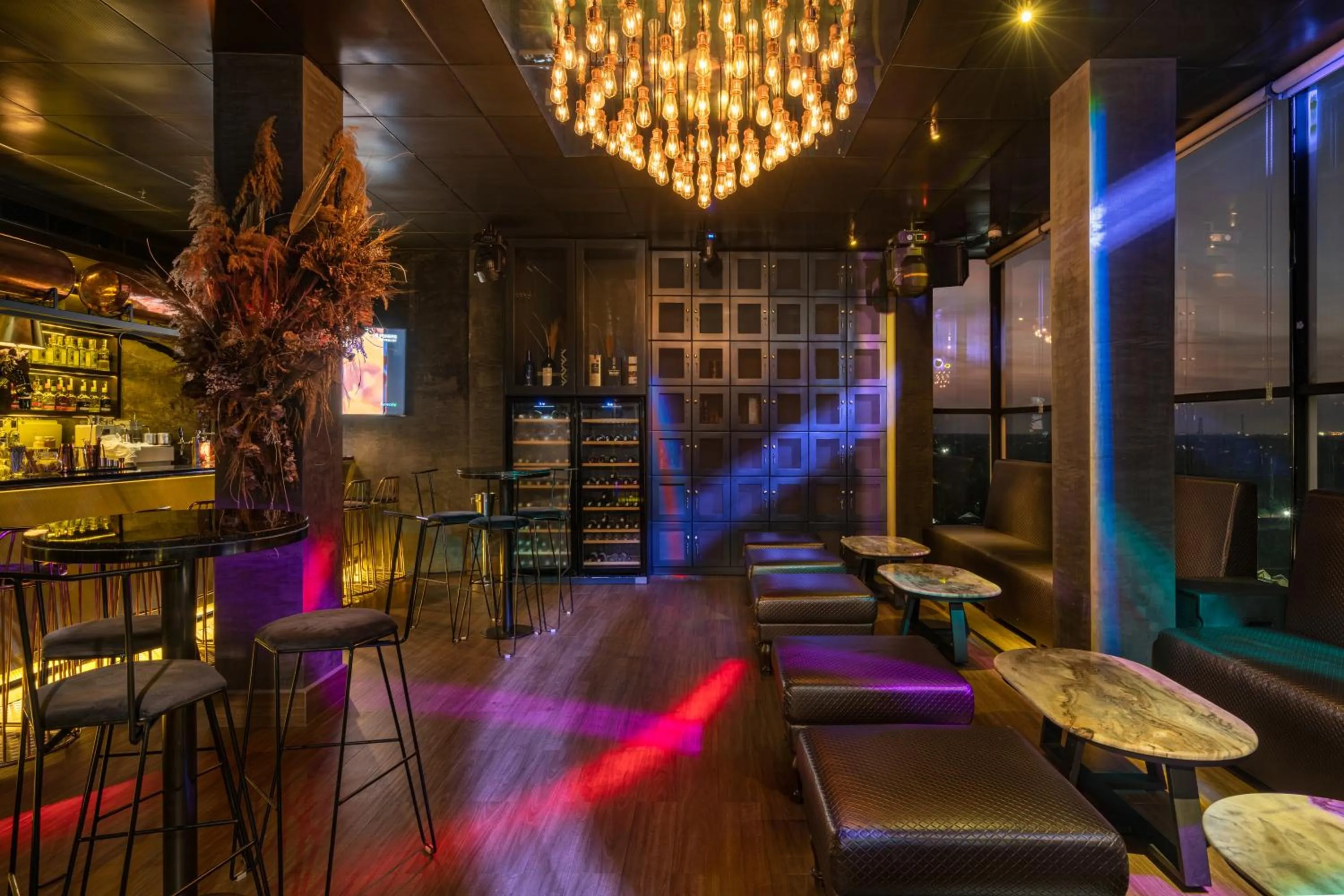 Nightclub / DJ in Regal Réseau Hotel & Spa