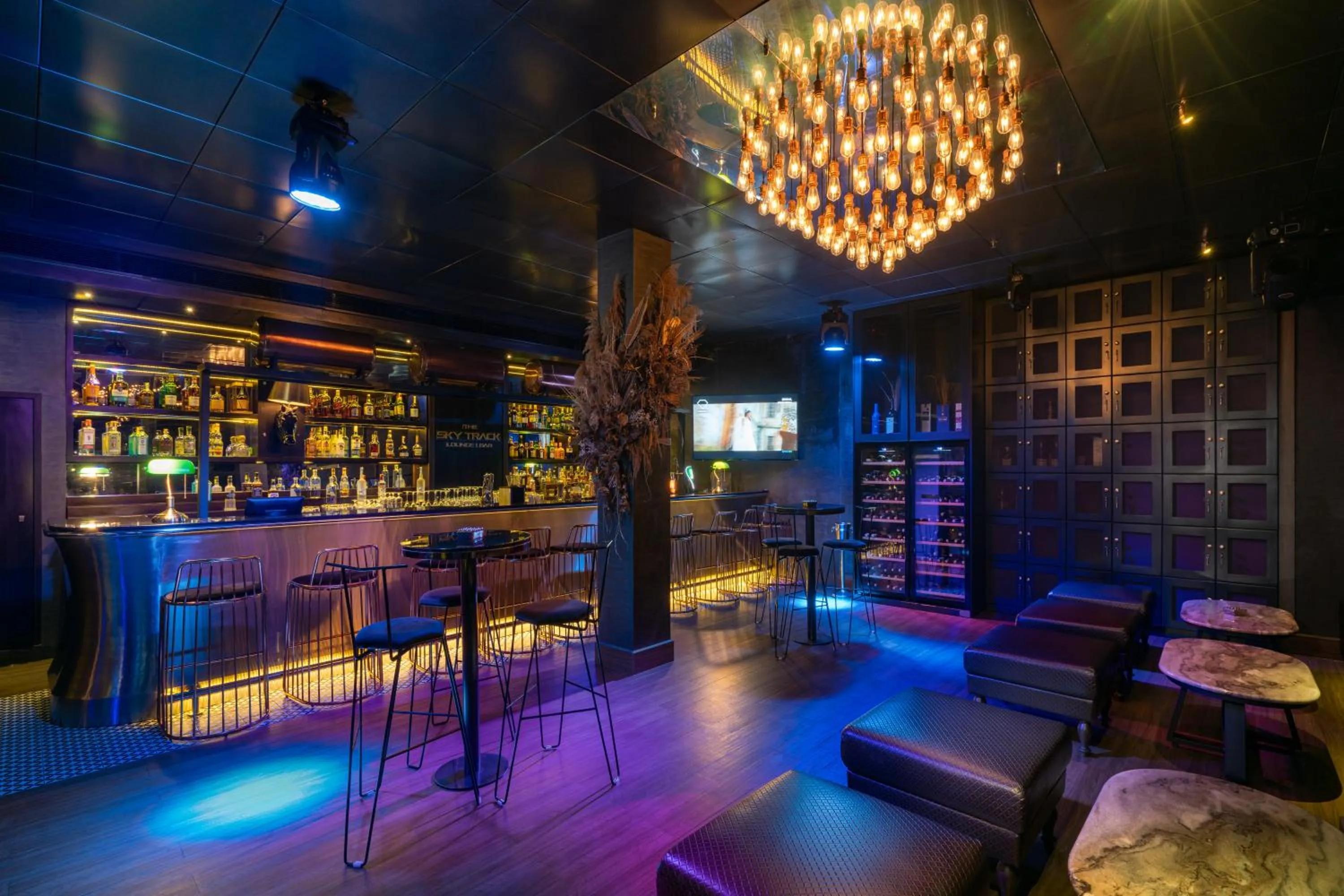 Nightclub / DJ in Regal Réseau Hotel & Spa