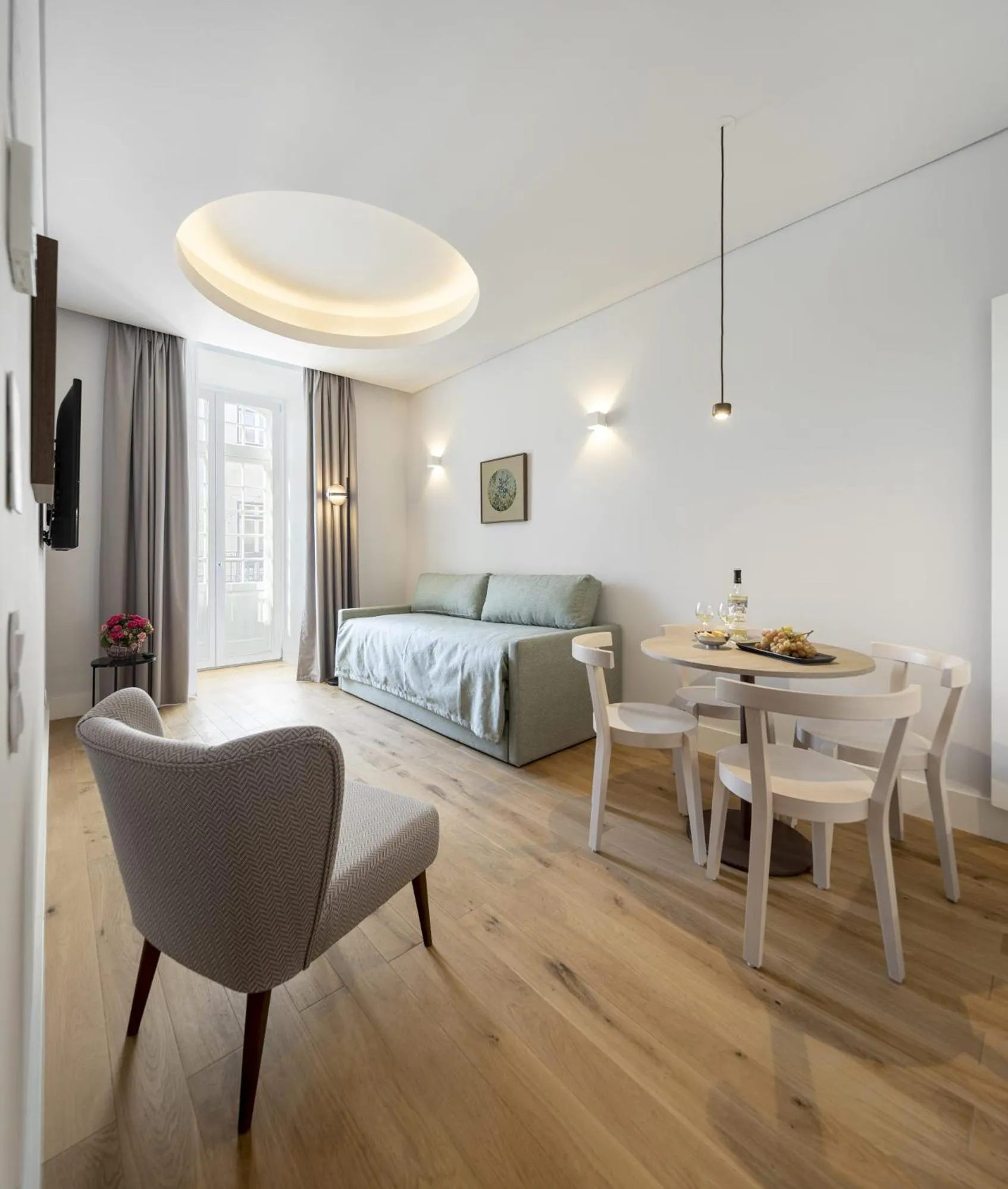 Living room, Bed in Lisbon Serviced Apartments - Madalena