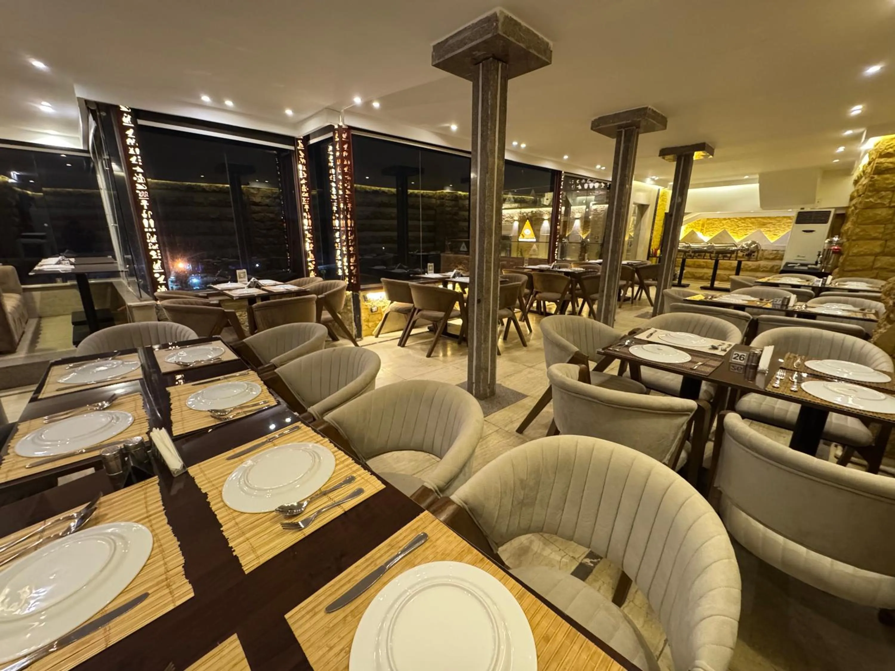 Restaurant/places to eat in Sahara Pyramids Inn