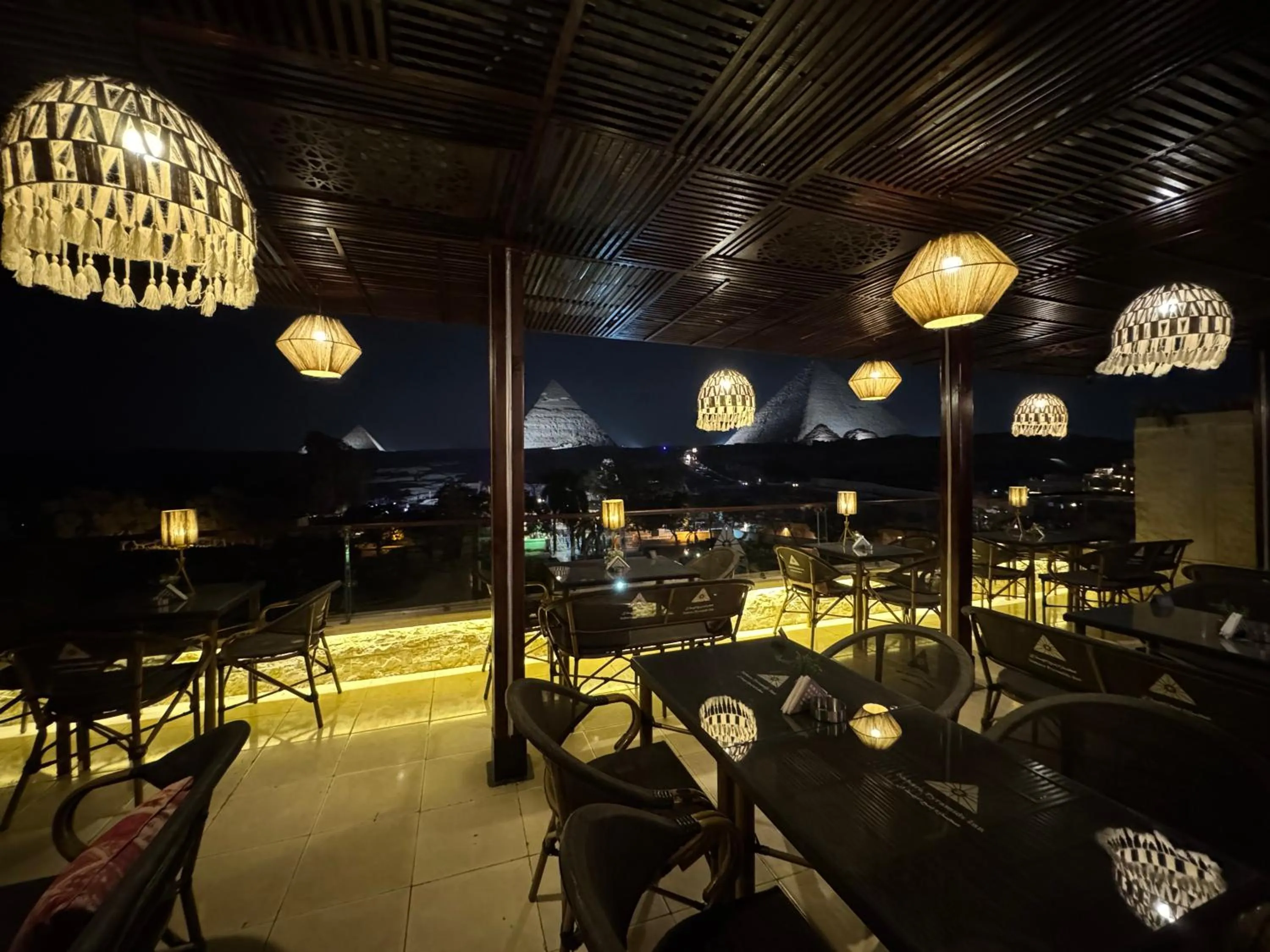 Restaurant/places to eat in Sahara Pyramids Inn