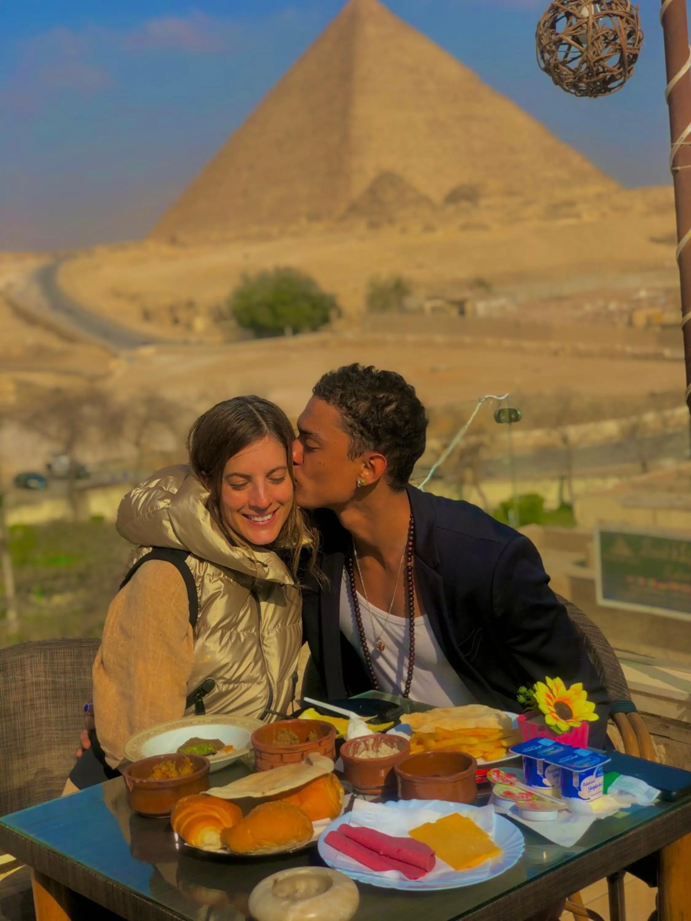 Restaurant/places to eat in Sahara Pyramids Inn