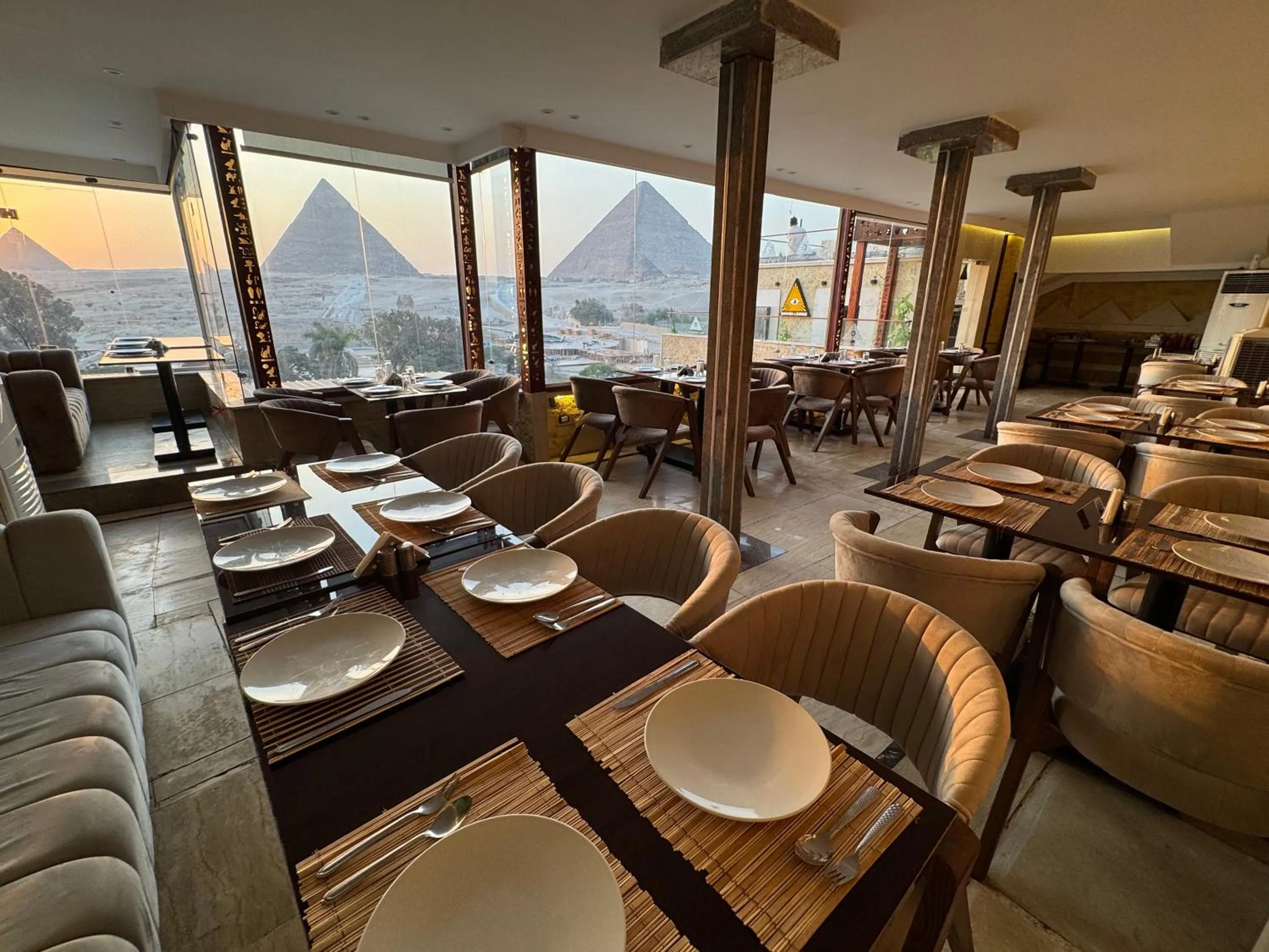 Restaurant/places to eat in Sahara Pyramids Inn