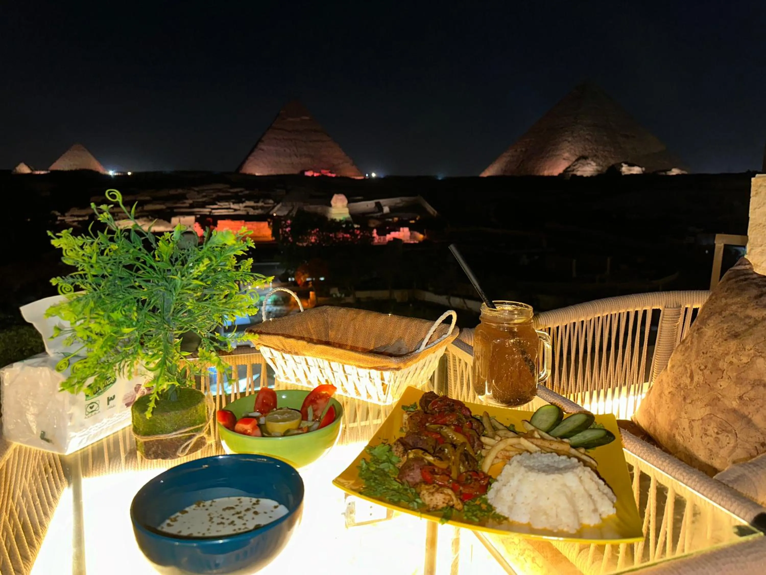 Restaurant/places to eat in Sahara Pyramids Inn