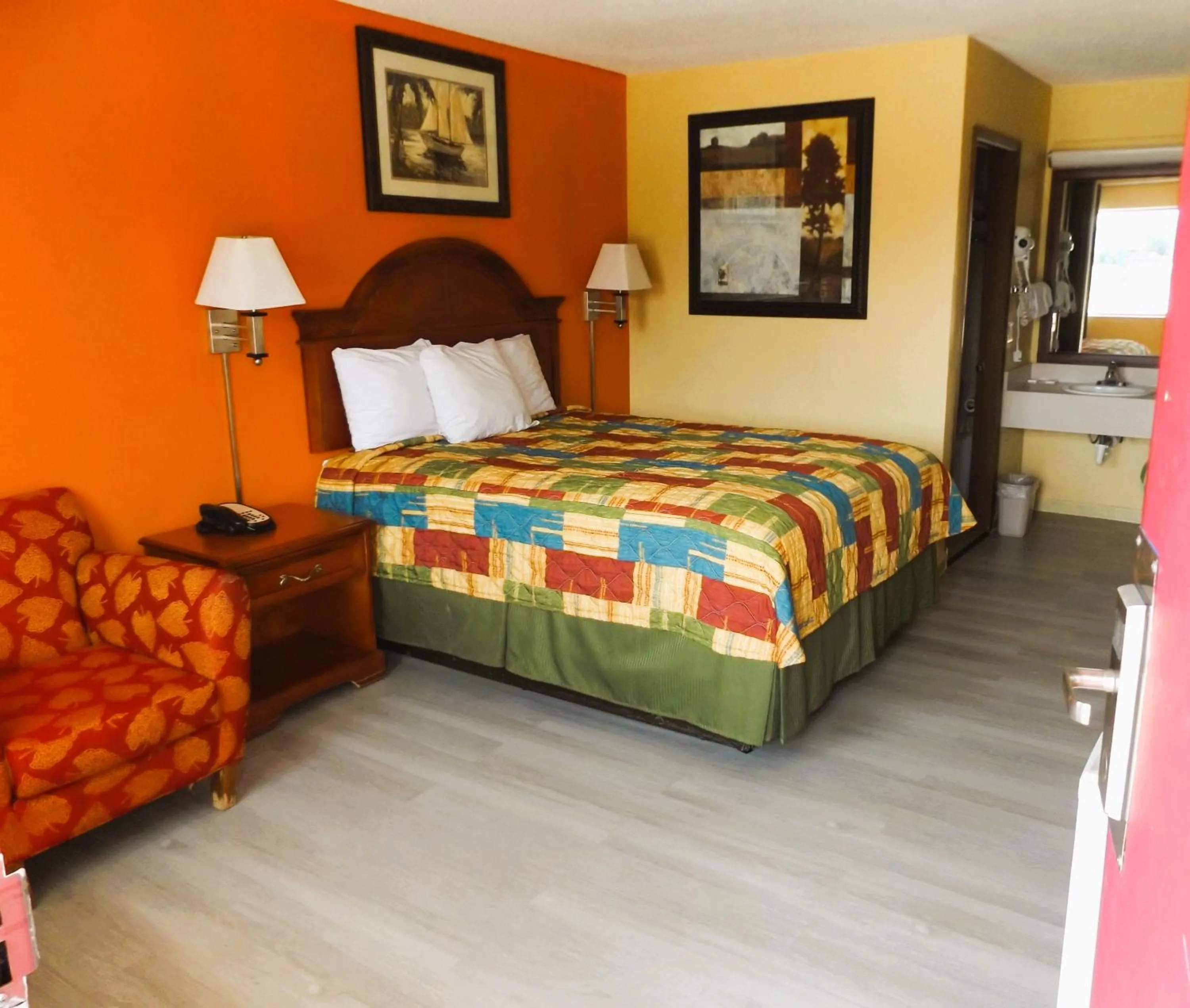 Photo of the whole room, Bed in Regency Inn