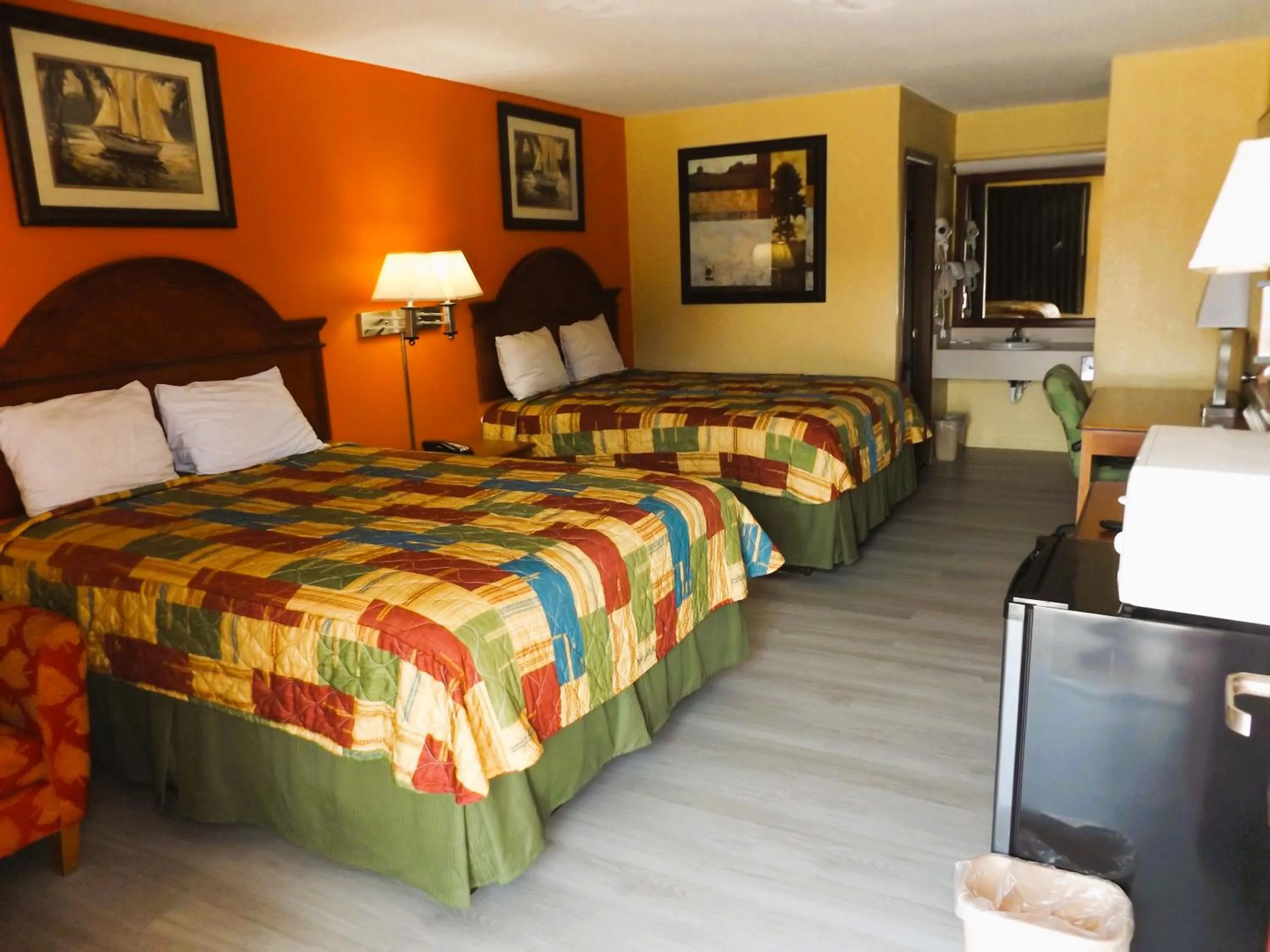 Photo of the whole room, Bed in Regency Inn