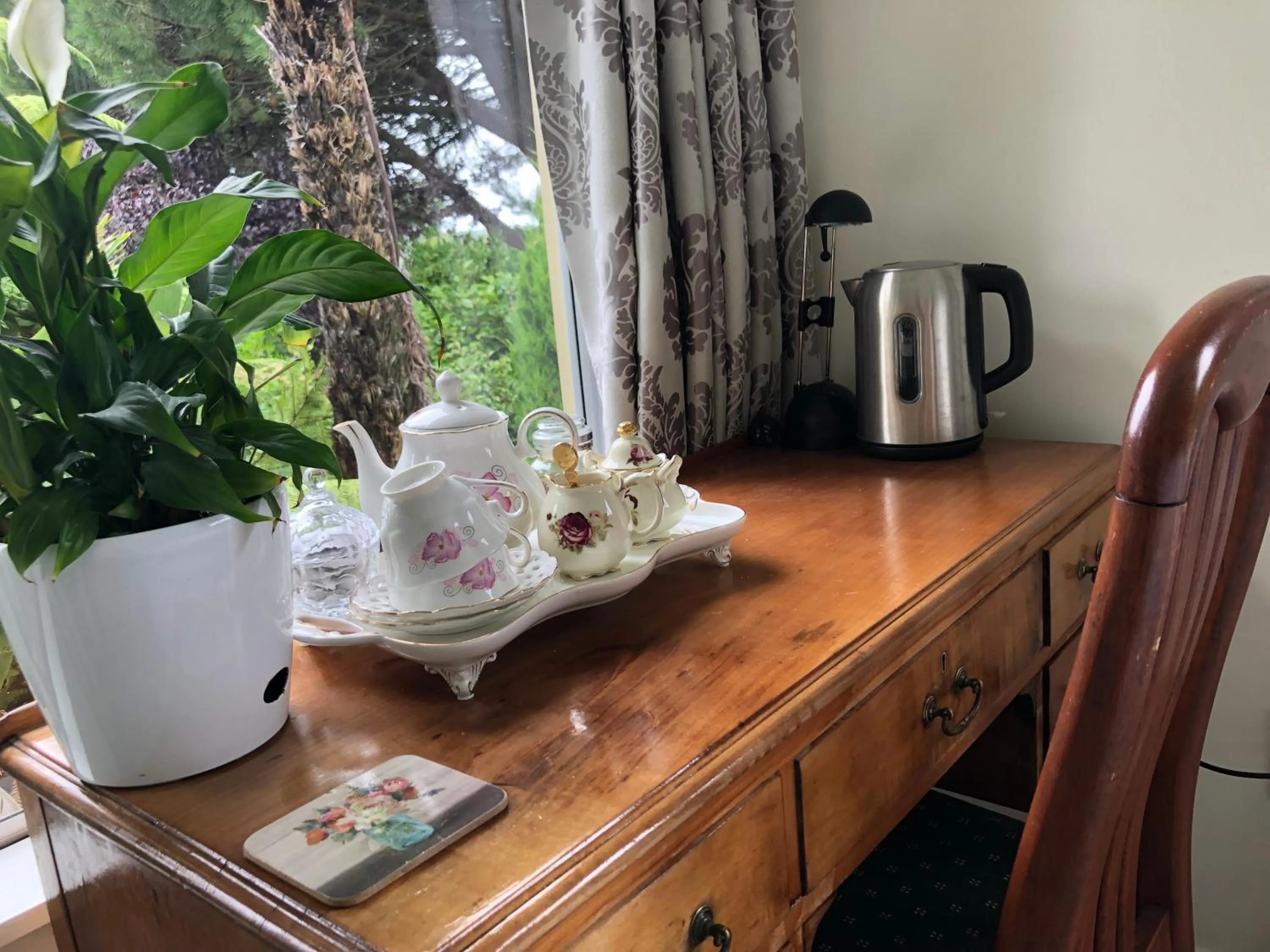 Coffee/tea facilities in English Cherry Tree Manor